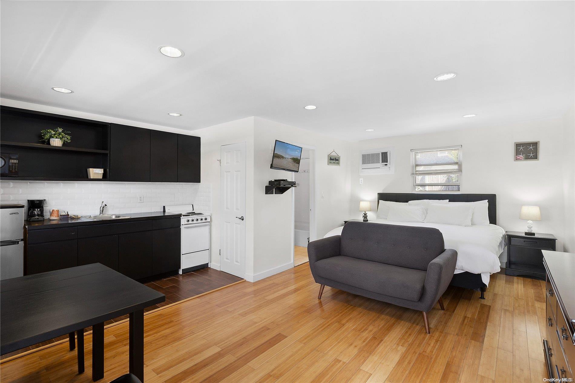 #13 photo, 72 Foster Avenue, サフォーク郡 Hampton Bays , NY 11946