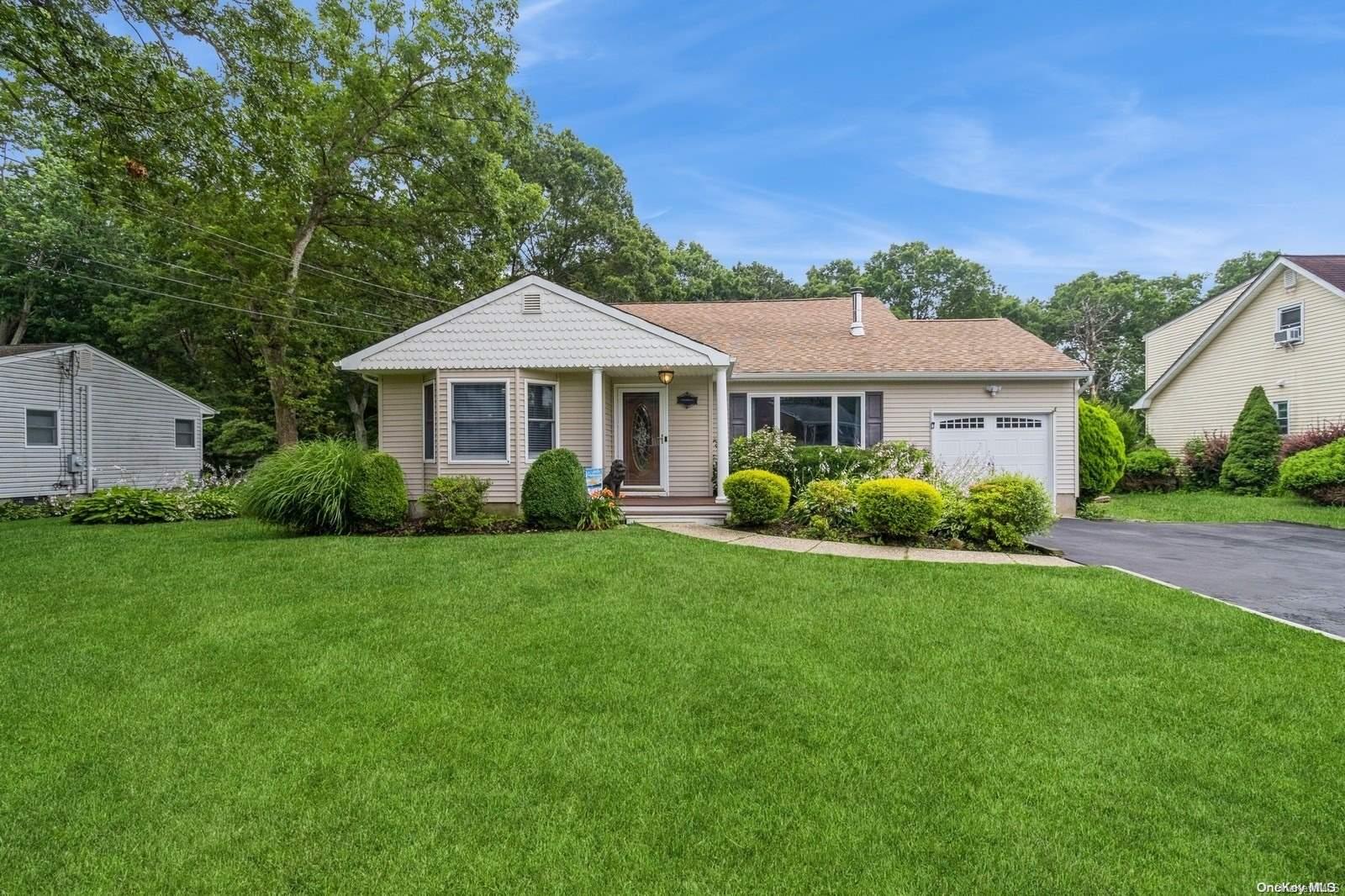 #1 photo, 42 Sachem Drive, 东长岛 Mastic , NY 11950