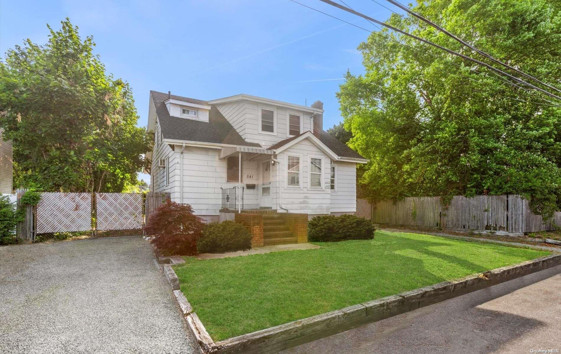 #1 photo, 541 Hickory Street, सफ़ोक काउंटी Lindenhurst , NY 11757