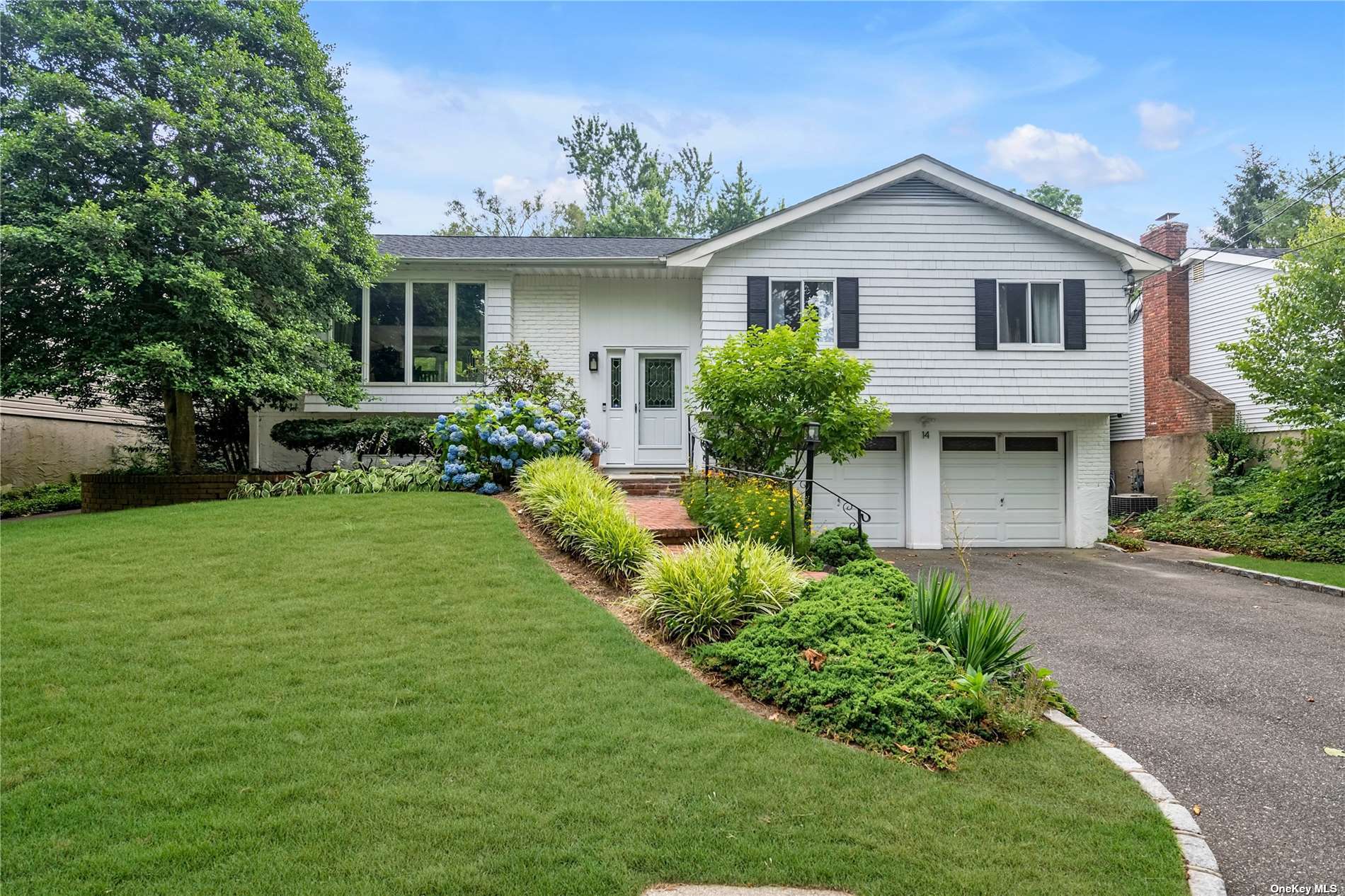 #1 photo, 14 Pickwick Hill Drive, מחוז סאפוק Huntington Station , NY 11746