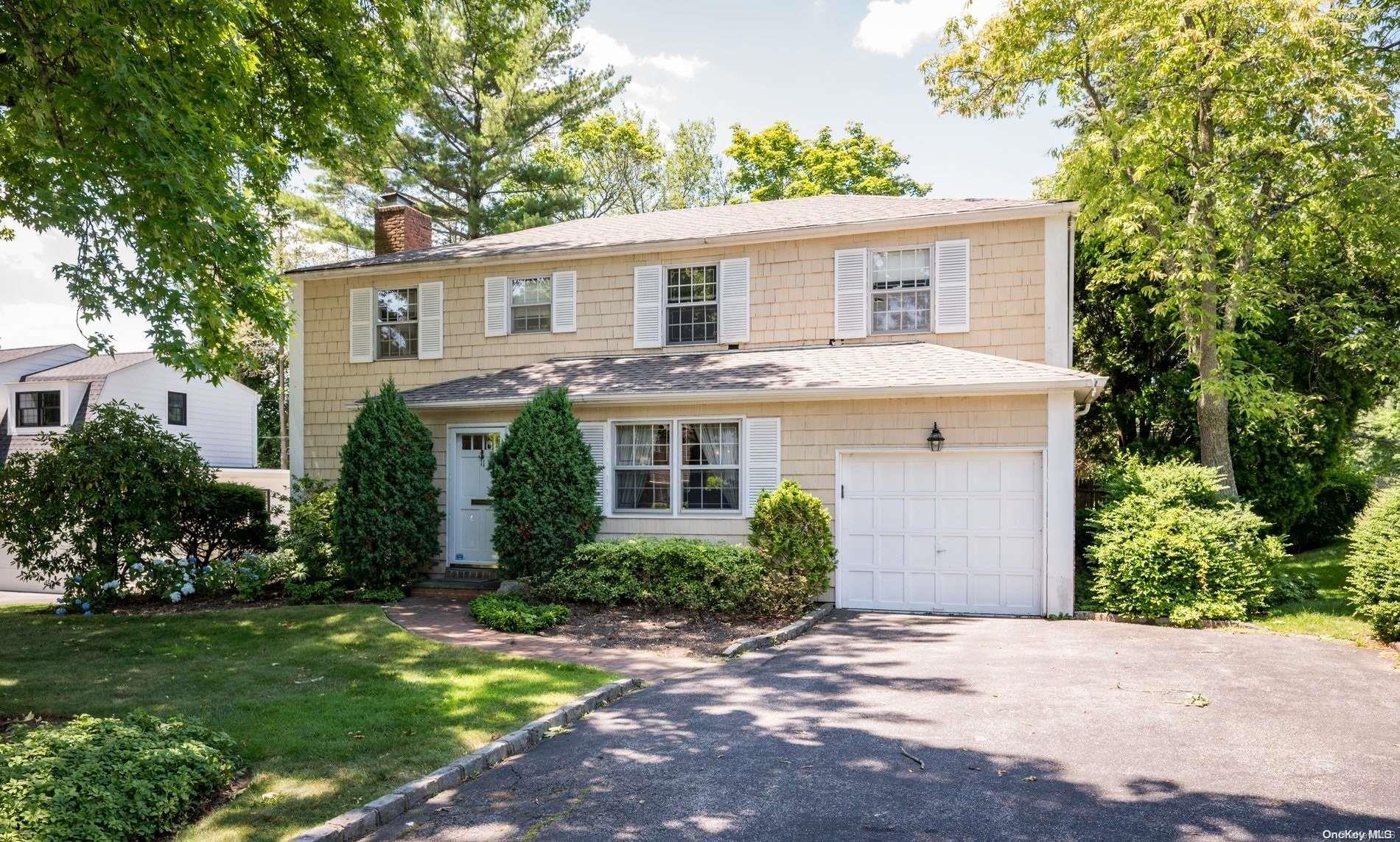 #1 photo, 11 Entrance Road, East Hills , NY 11577