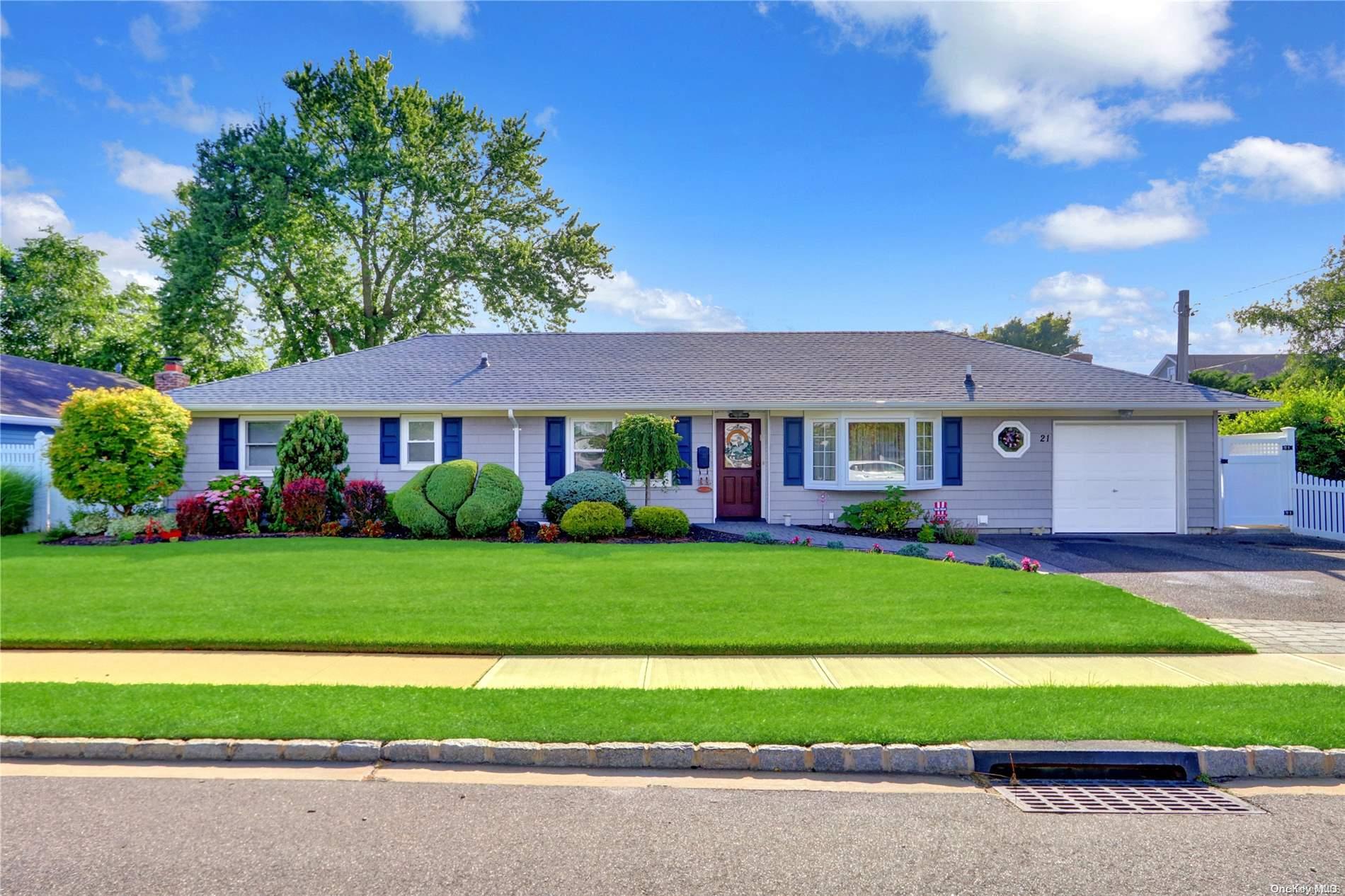 #1 photo, 21 Greatwater Avenue, ナッソー郡 Massapequa , NY 11758