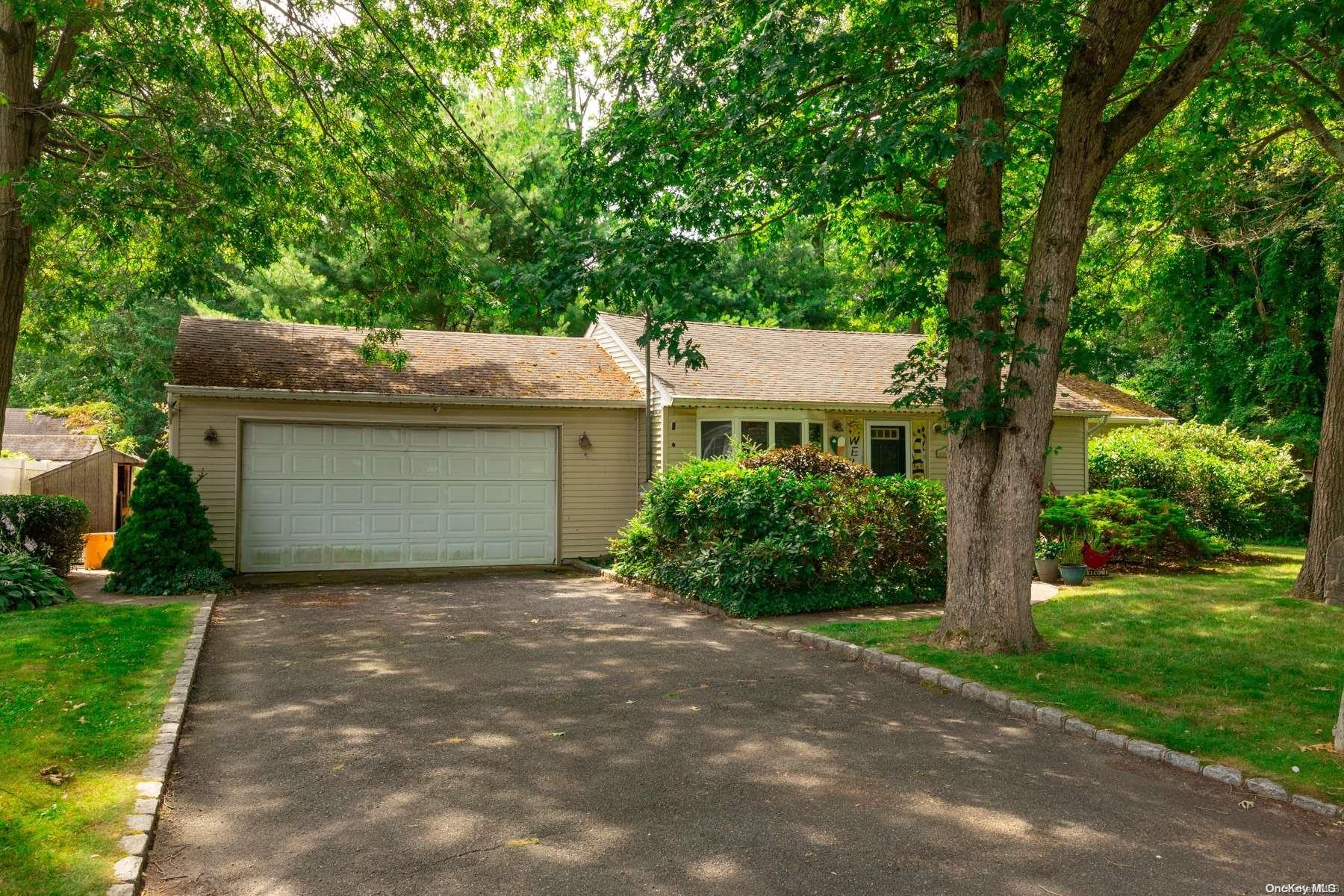 #1 photo, 6 Rowe Place, מחוז סאפוק Bay Shore , NY 11706