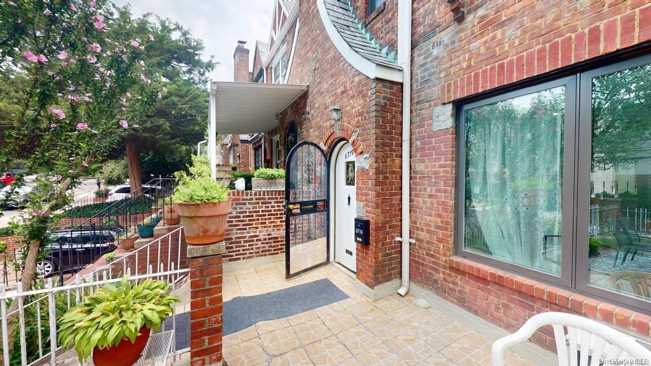 #1 photo, 67-19 Burns Street, 뉴욕퀸즈 Forest Hills , NY 11375