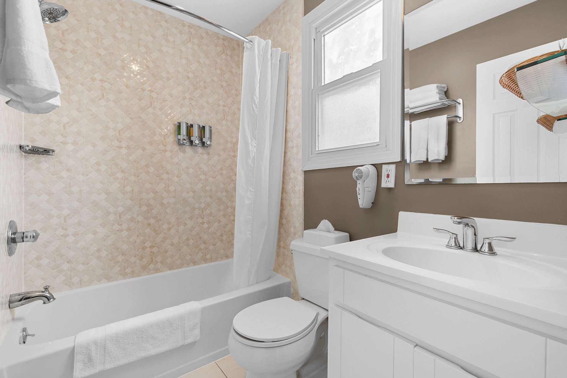 #17 photo, 53 West Tiana Road, サフォーク郡 Hampton Bays , NY 11946