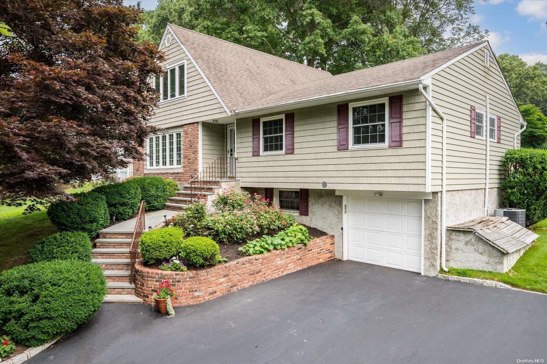 #1 photo, 34 Carriage Drive, سوفولك Kings Park , NY 11754