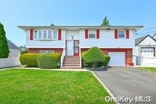 #1 photo, 650 Amsterdam Avenue, Uniondale , NY 11553