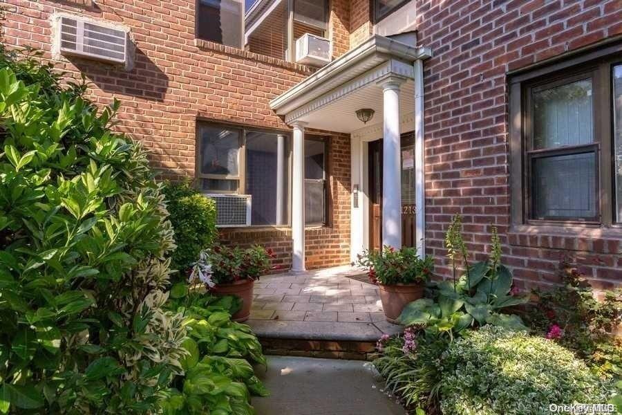 #2 photo, 1213 E Broadway, Hewlett , NY 11557