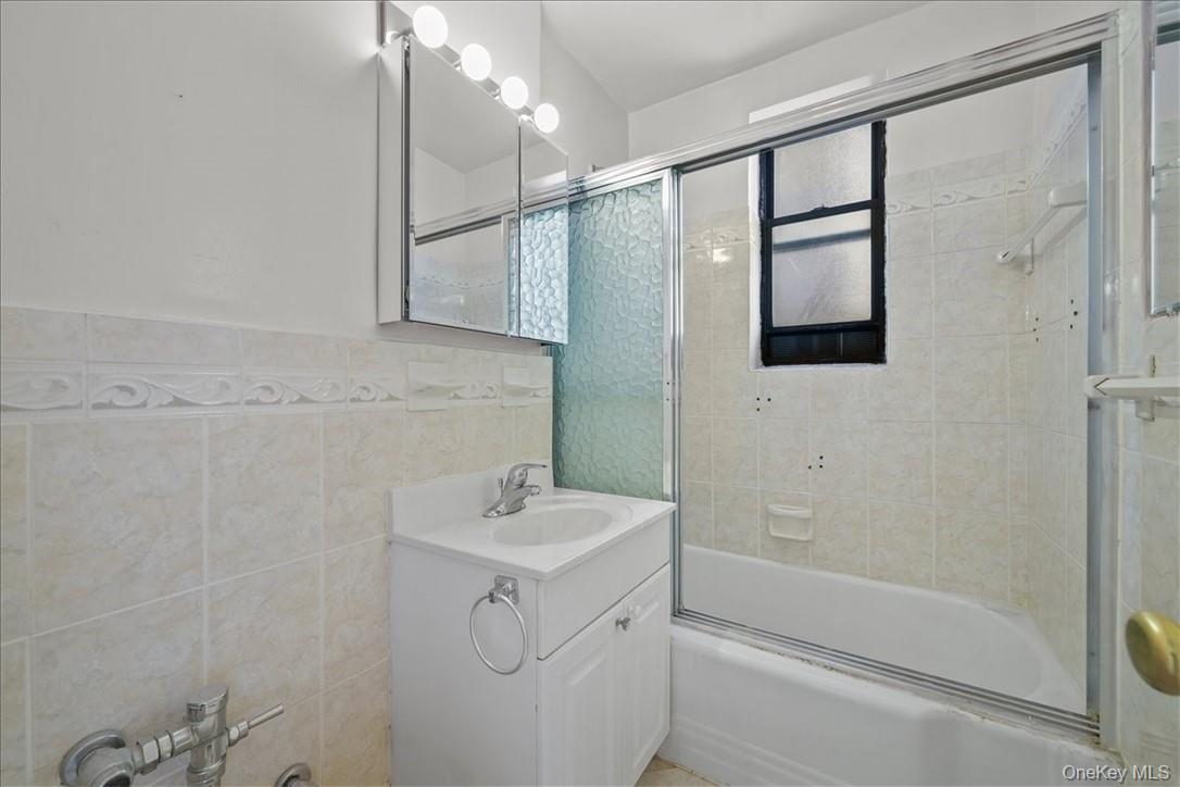 #13 photo, 2750 Olinville Avenue, ブロンクス区 Bronx , NY 10467