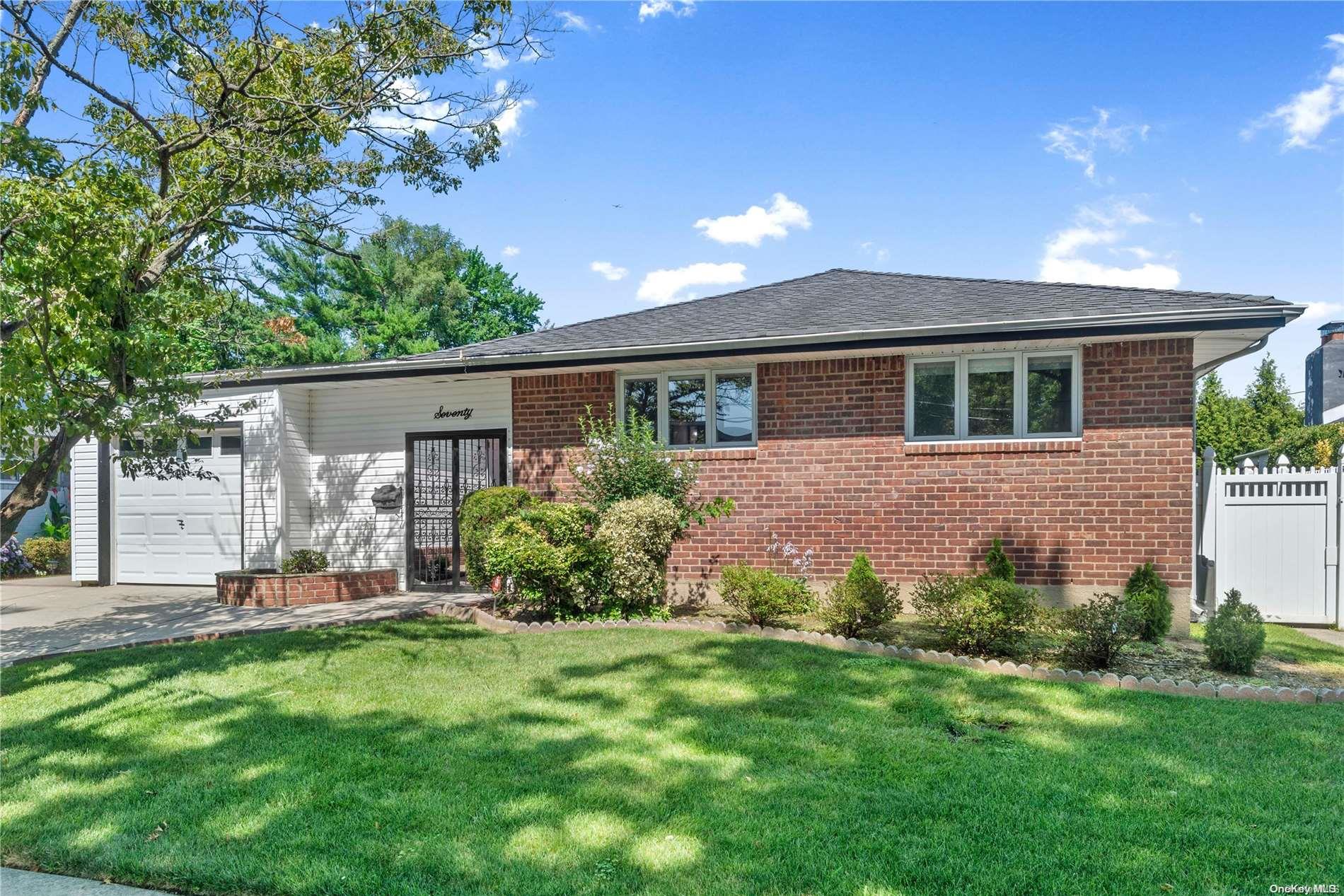 #1 photo, 70 Central Park Road, ناسو Plainview , NY 11803