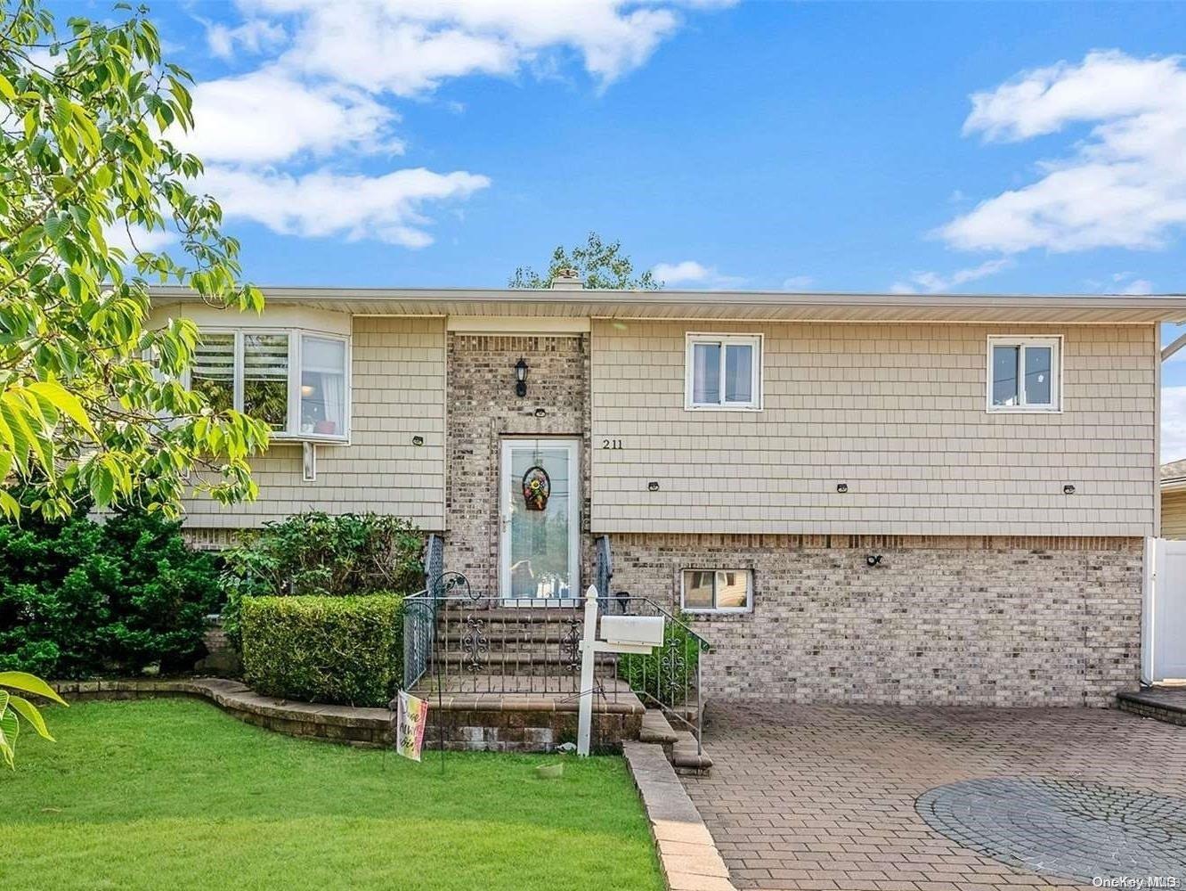 #1 photo, 211 Riviera Parkway, מחוז סאפוק Lindenhurst , NY 11757