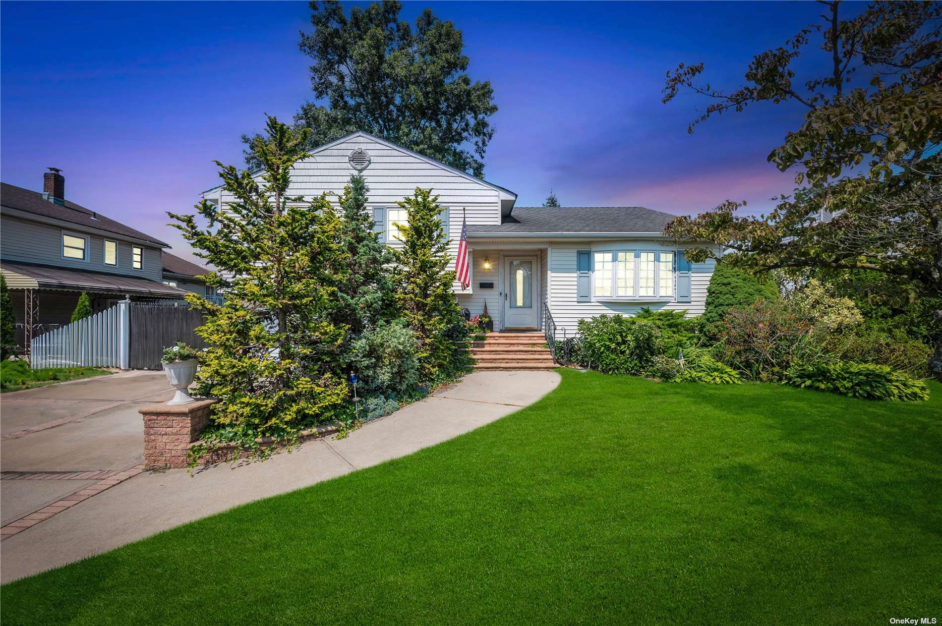 #1 photo, 4 Peter Road, ناسو Hicksville , NY 11801