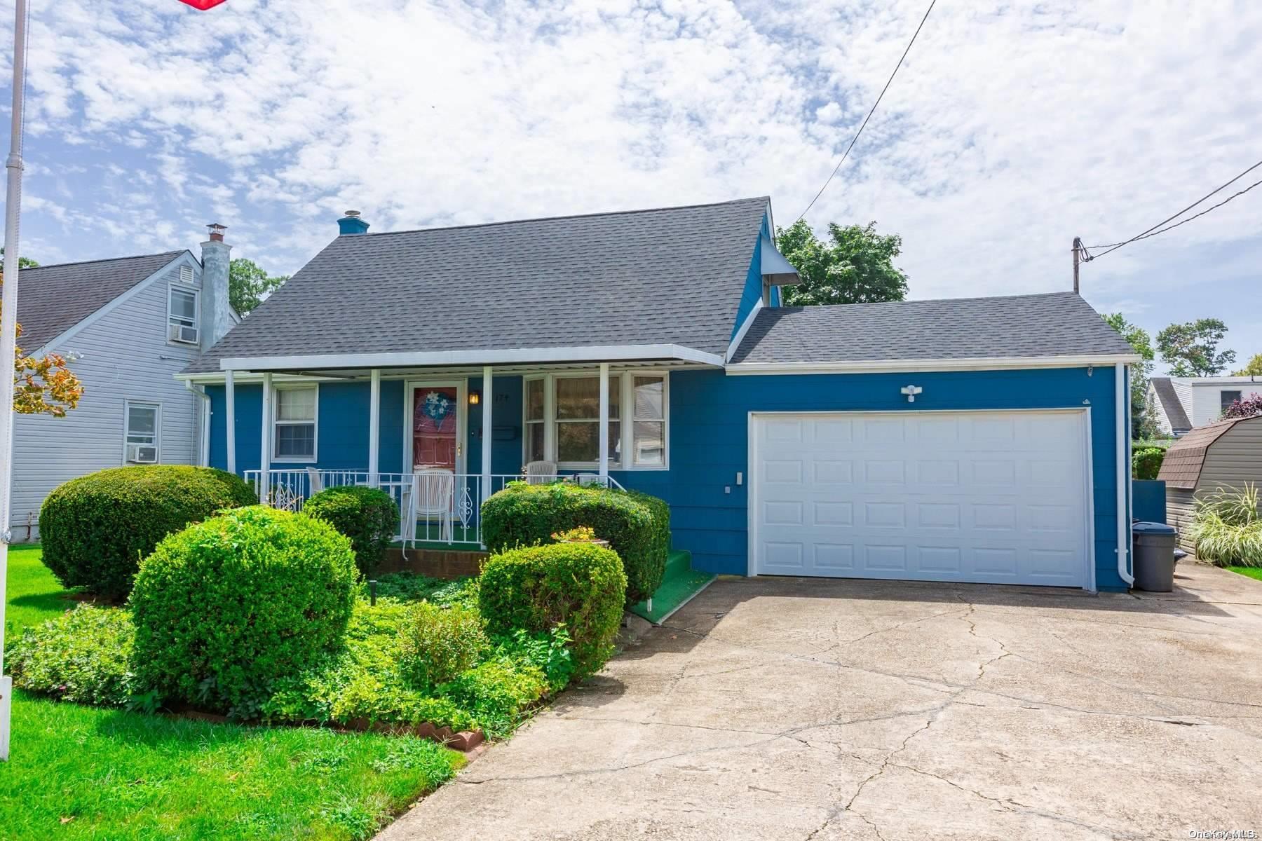 #1 photo, 174 Van Buren Street, サフォーク郡 West Babylon , NY 11704