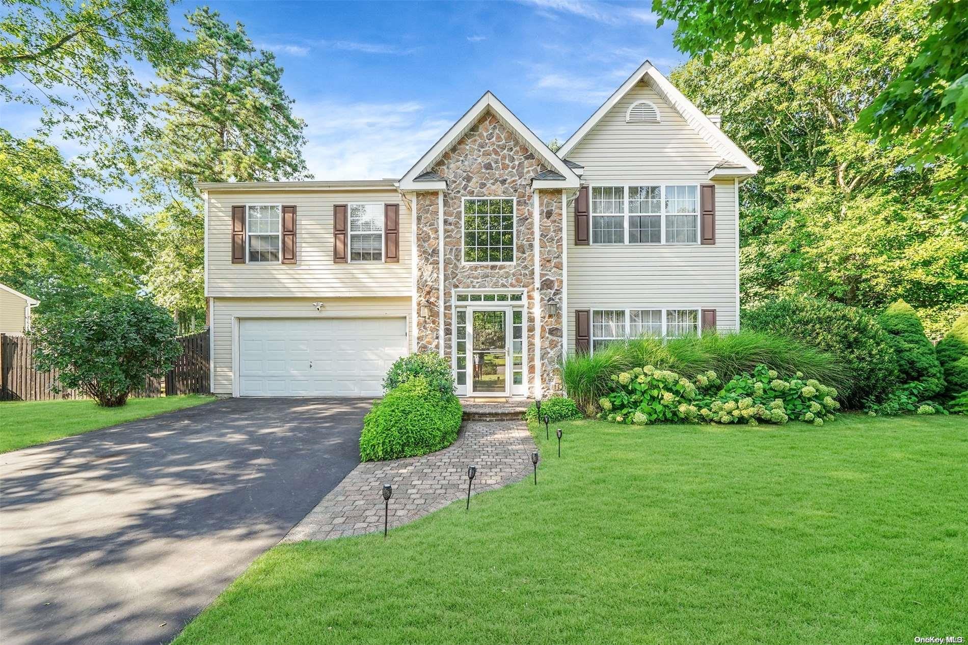 #1 photo, 56 Chardonnay Drive, سوفولك Coram , NY 11727