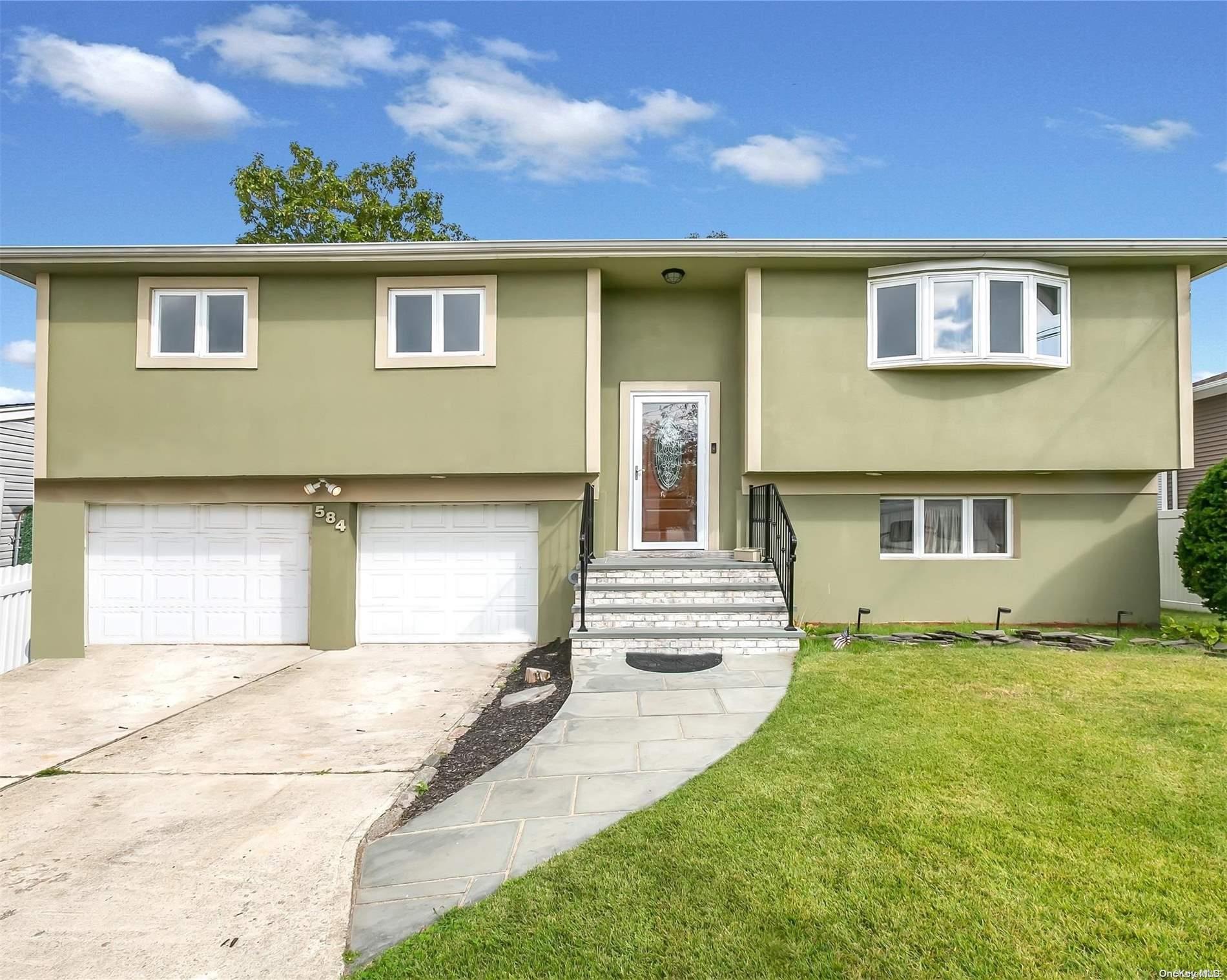 #1 photo, 584 Yale Street, ناسو Oceanside , NY 11572