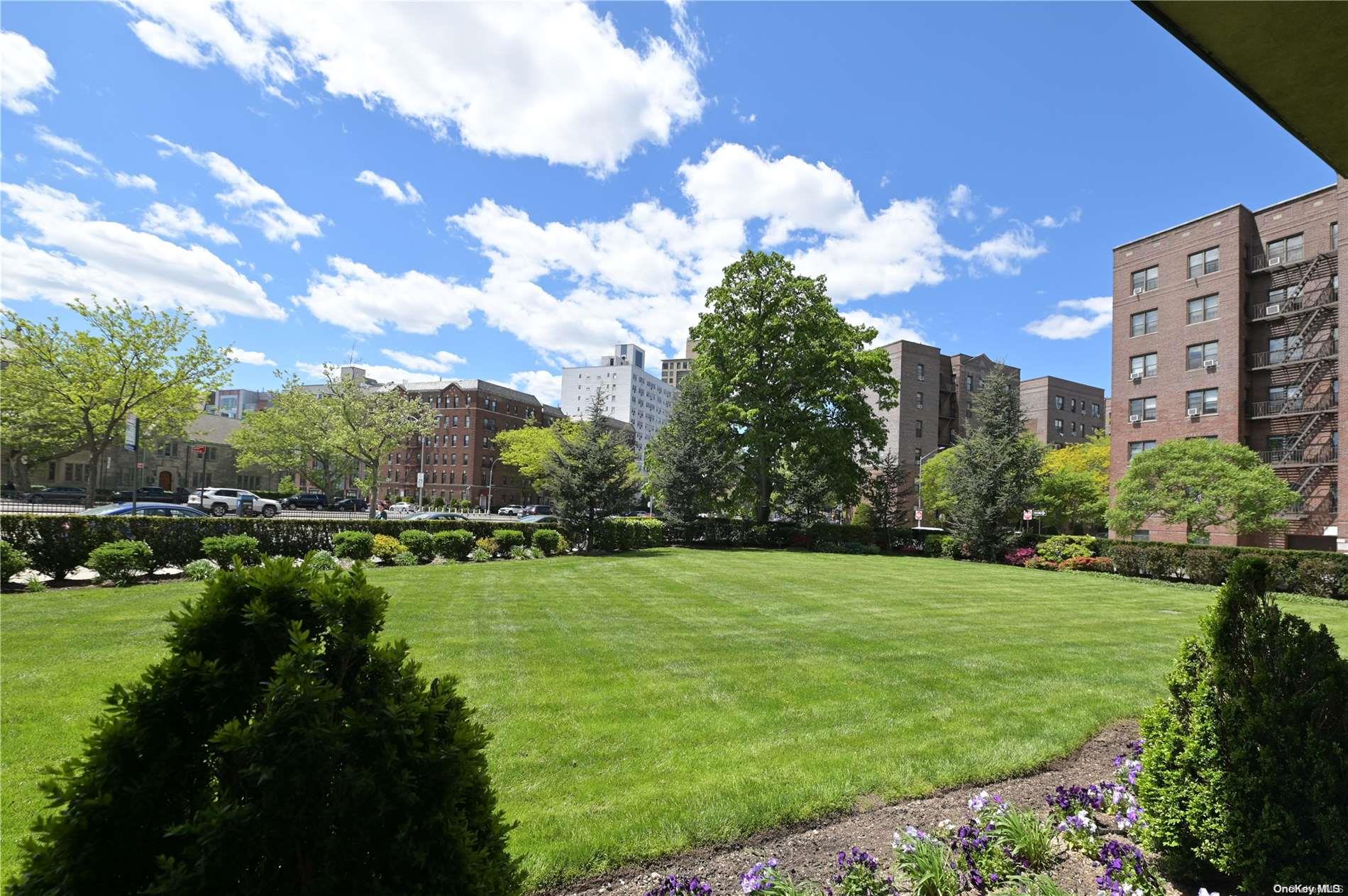 #8 photo, 110-11 Queens Blvd., クイーンズ区 Forest Hills , NY 11375