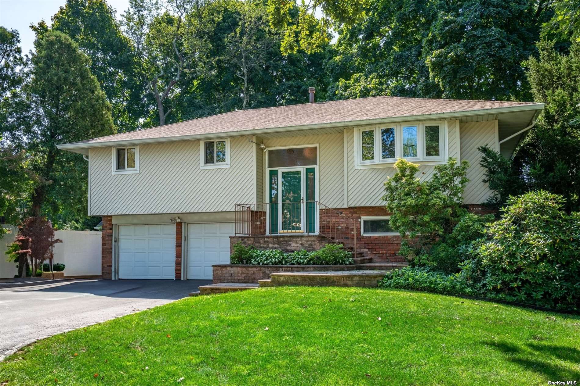 #1 photo, 44 E Lyons Street, سوفولك Melville , NY 11747