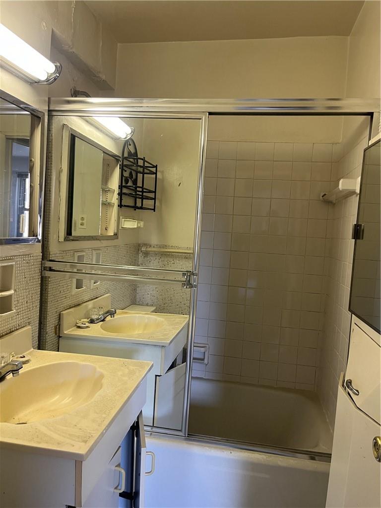 #13 photo, 1020 Grand Concourse, ブロンクス区 Bronx , NY 10451