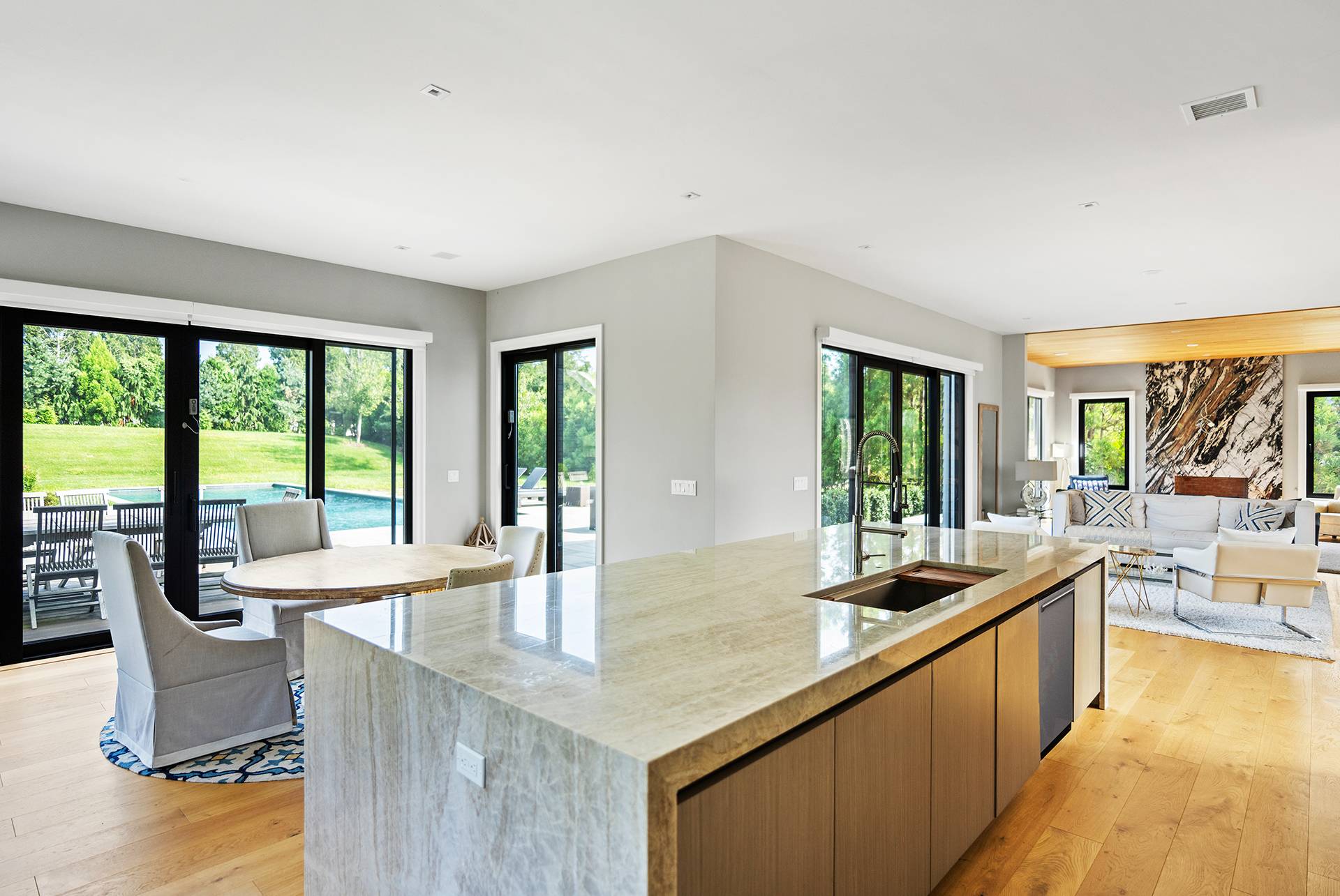 #10 photo, 276 N Main Street, サフォーク郡 Southampton , NY 11968