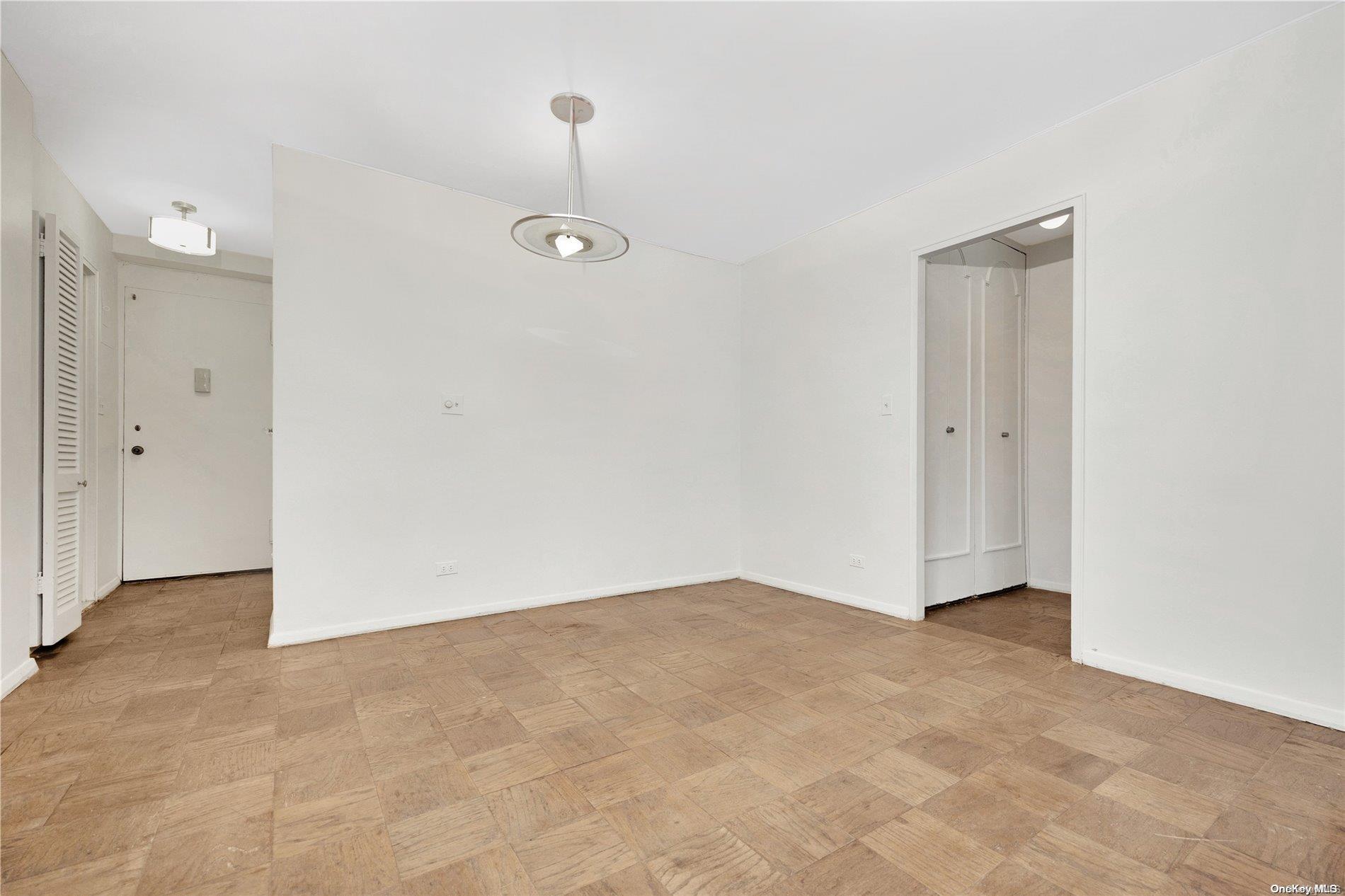 #10 photo, 110-11 Queens Boulevard, クイーンズ区 Forest Hills , NY 11375