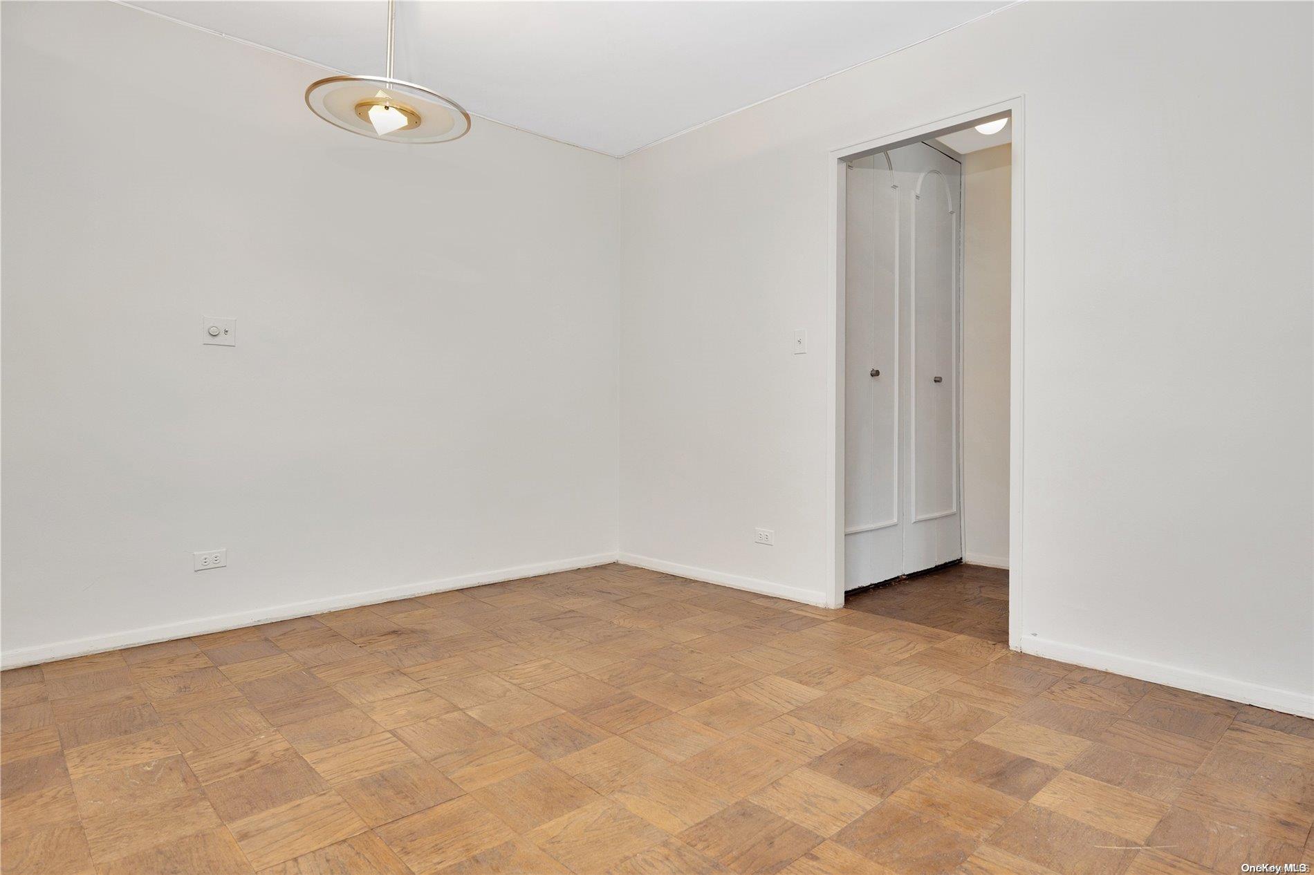 #11 photo, 110-11 Queens Boulevard, クイーンズ区 Forest Hills , NY 11375