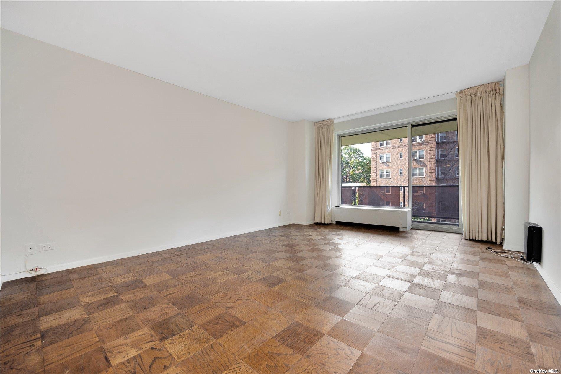 #12 photo, 110-11 Queens Boulevard, クイーンズ区 Forest Hills , NY 11375