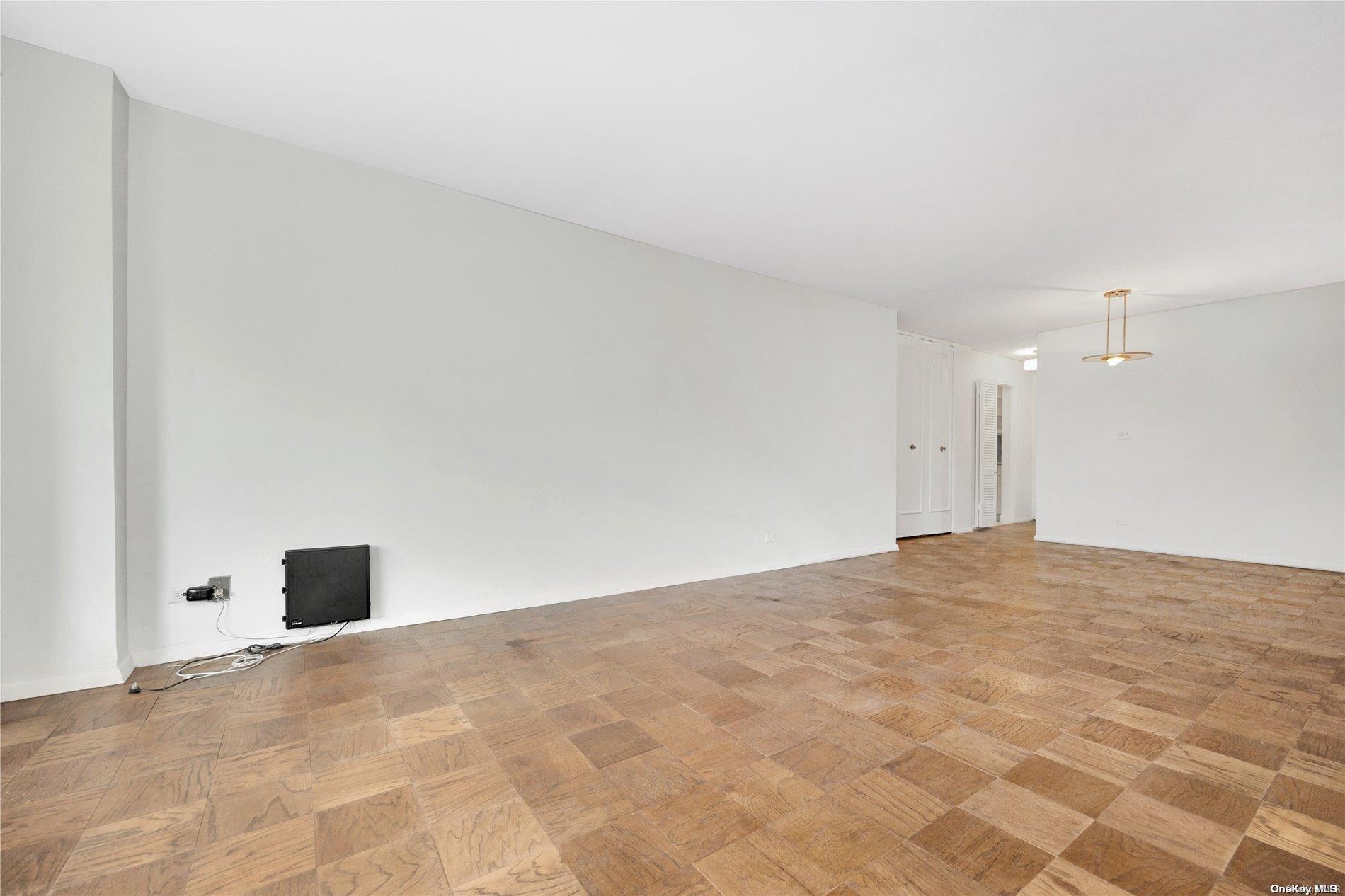 #14 photo, 110-11 Queens Boulevard, クイーンズ区 Forest Hills , NY 11375