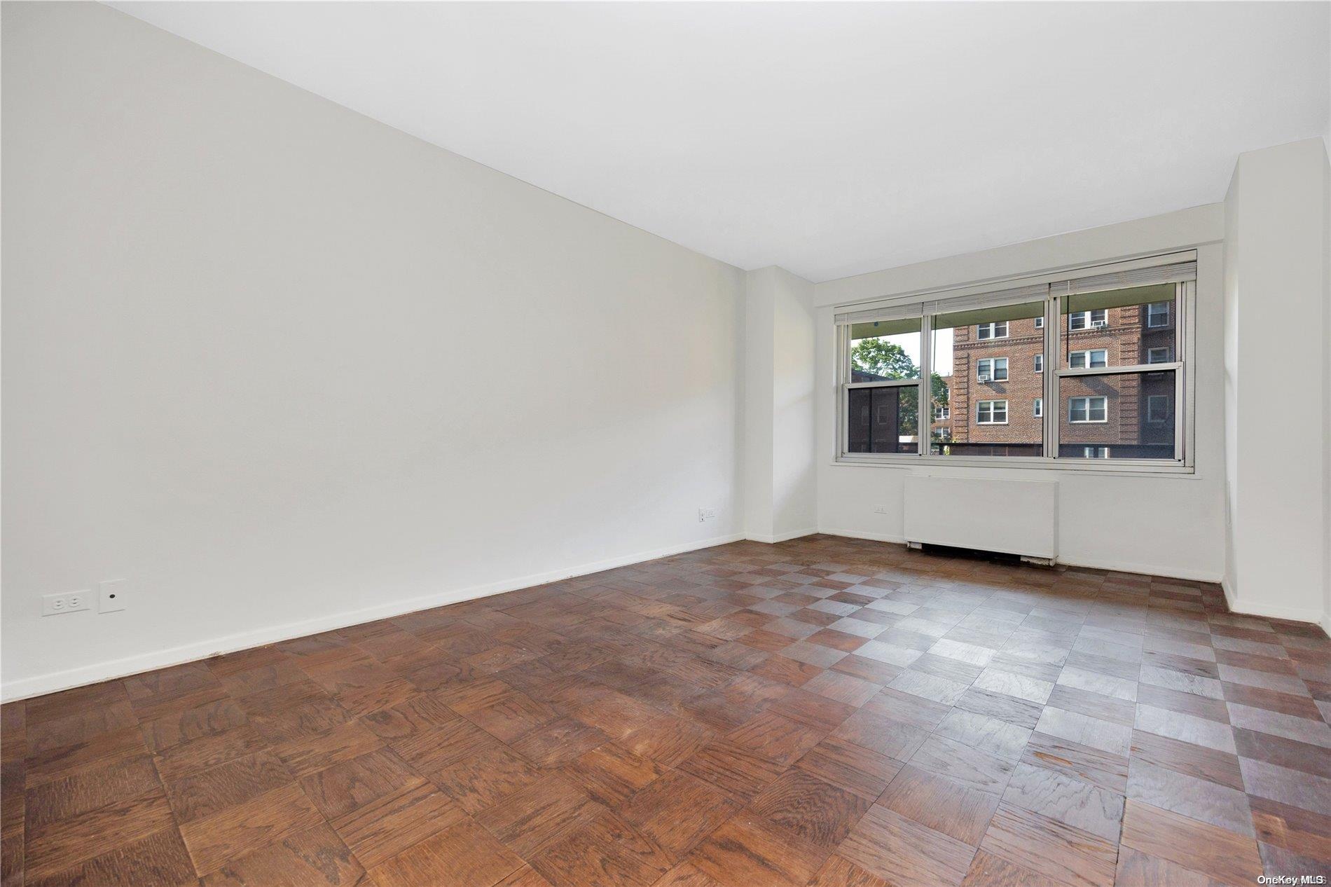 #18 photo, 110-11 Queens Boulevard, クイーンズ区 Forest Hills , NY 11375