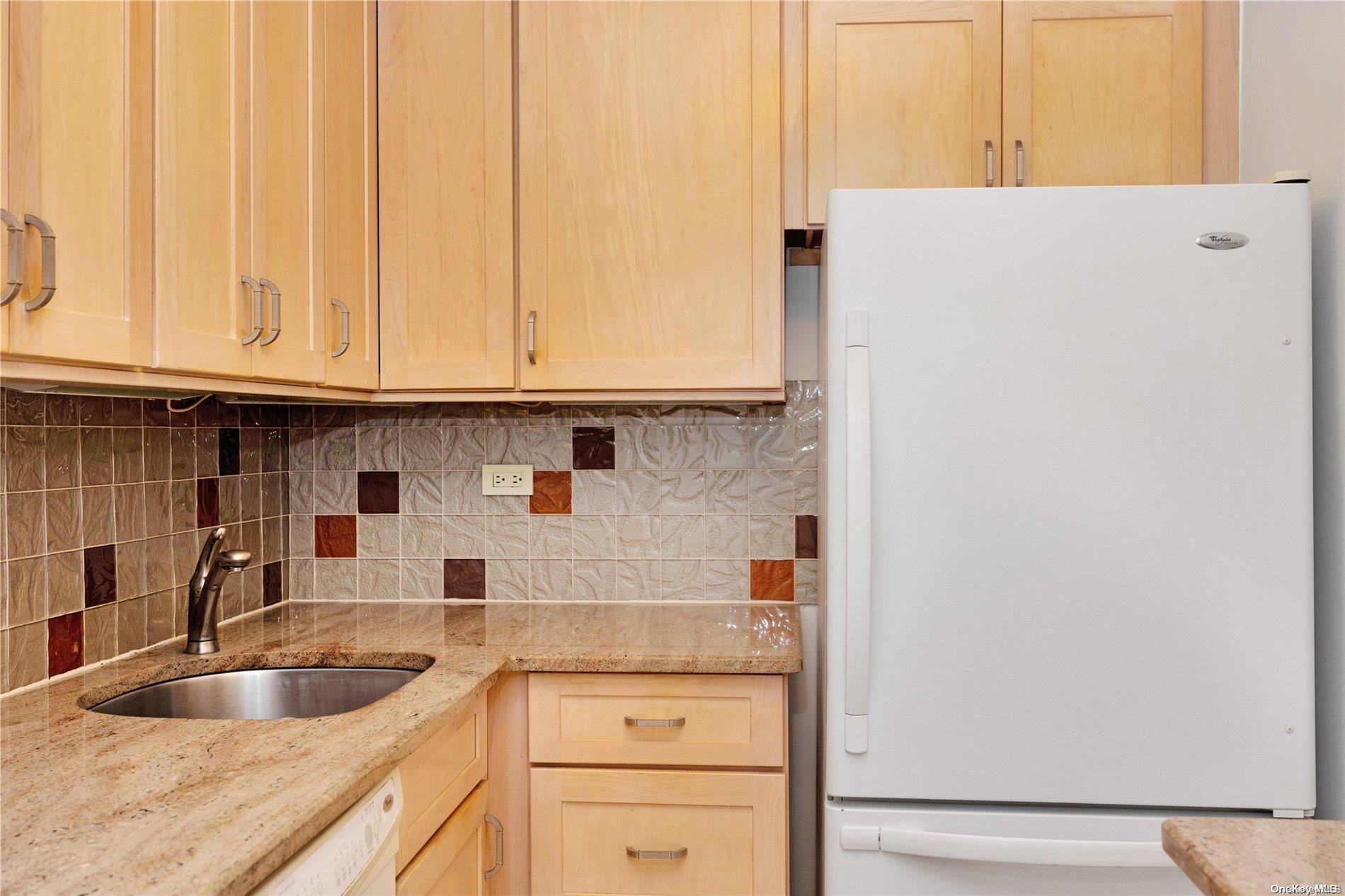 #5 photo, 110-11 Queens Boulevard, クイーンズ区 Forest Hills , NY 11375