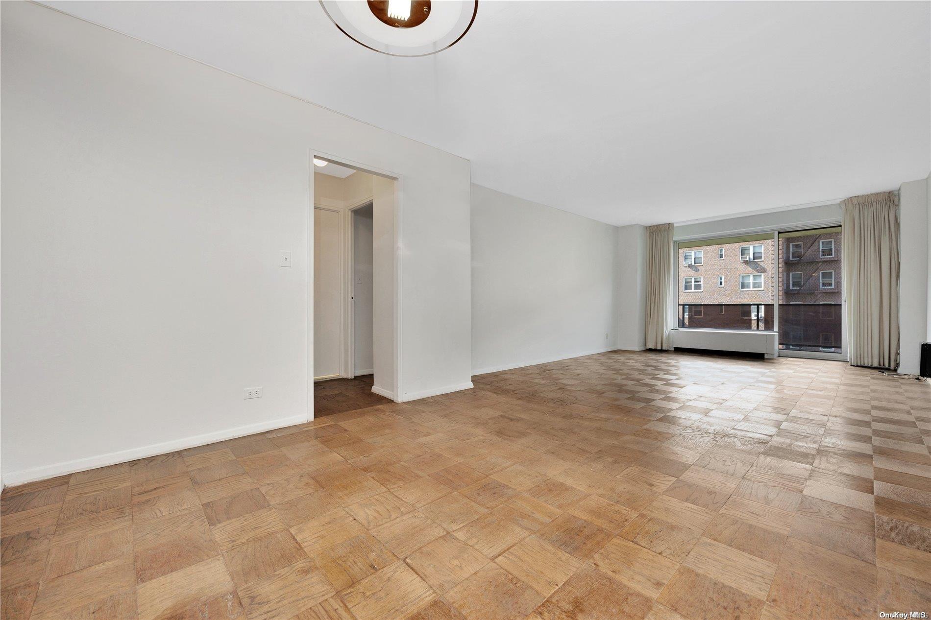 #9 photo, 110-11 Queens Boulevard, クイーンズ区 Forest Hills , NY 11375