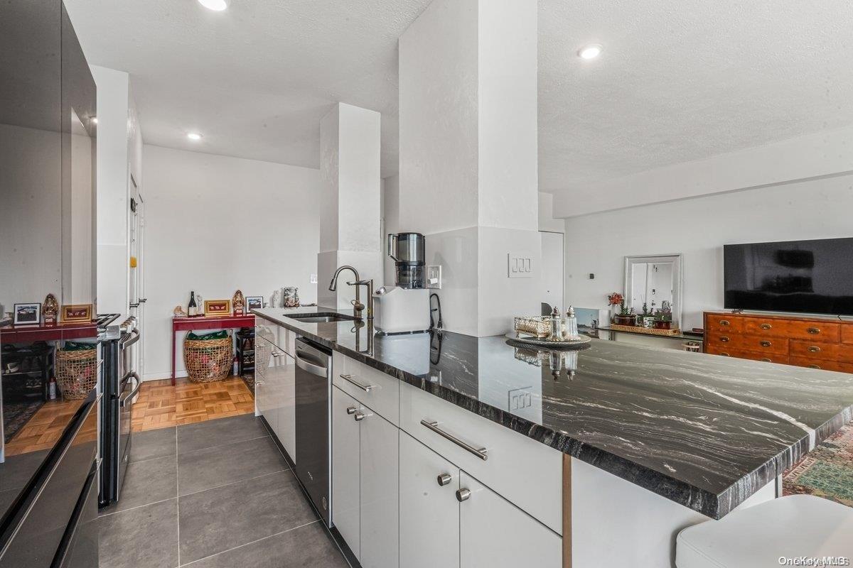 #10 photo, 166-25 Powells Cove Boulevard, Beechhurst , NY 11357