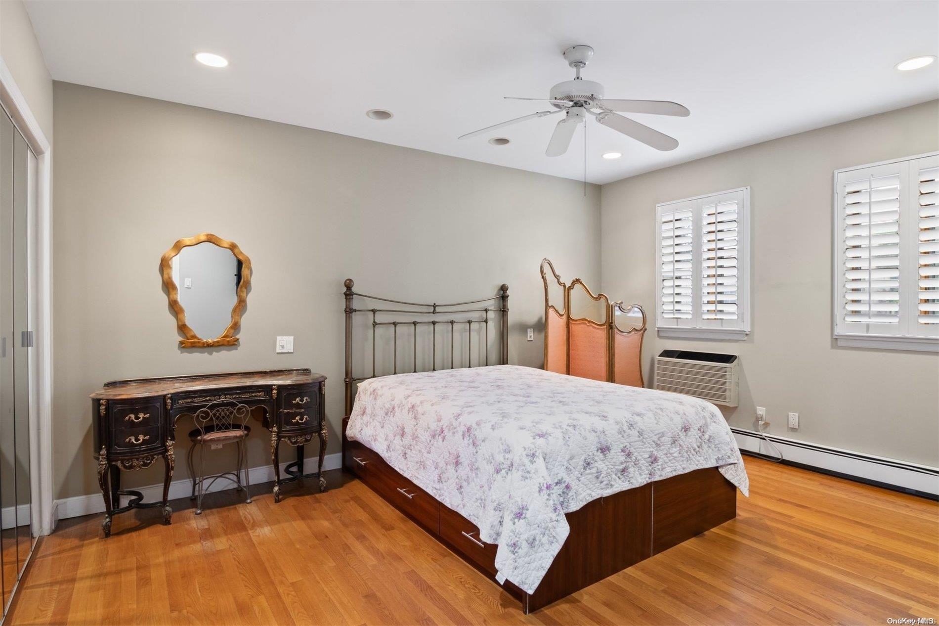 #12 photo, 215 Middle Neck Road, Great Neck , NY 11021