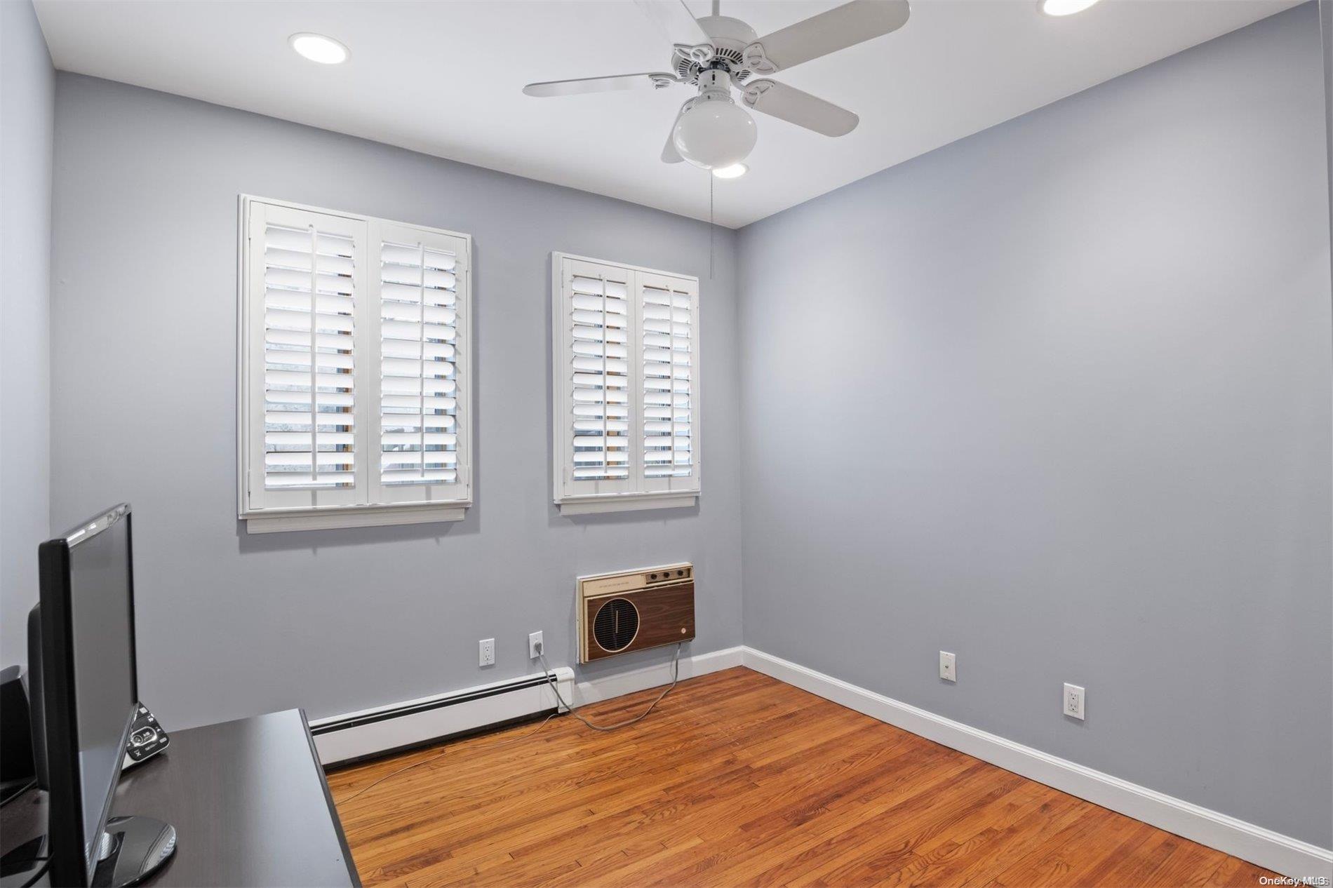 #13 photo, 215 Middle Neck Road, Great Neck , NY 11021