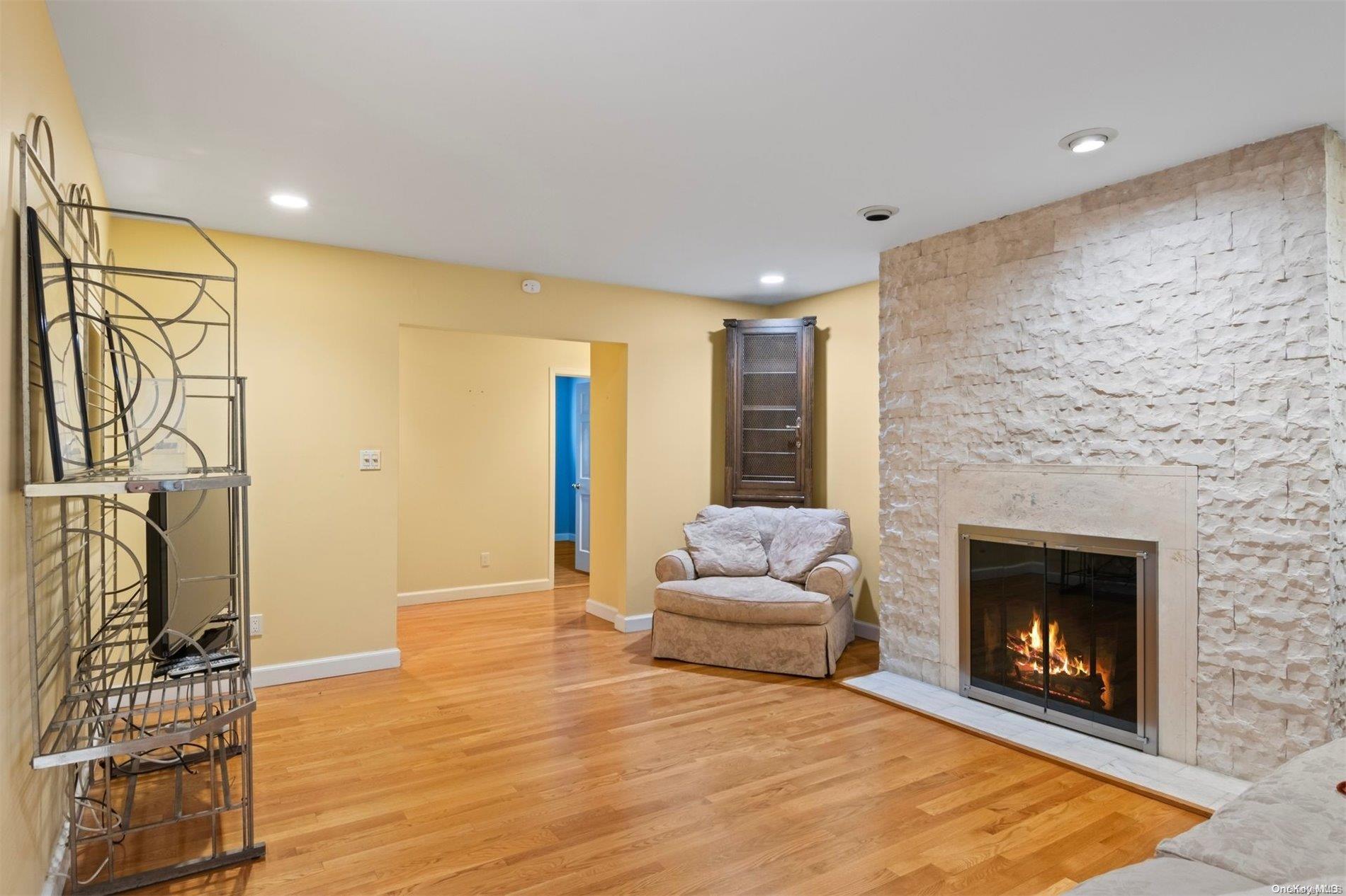 #4 photo, 215 Middle Neck Road, Great Neck , NY 11021