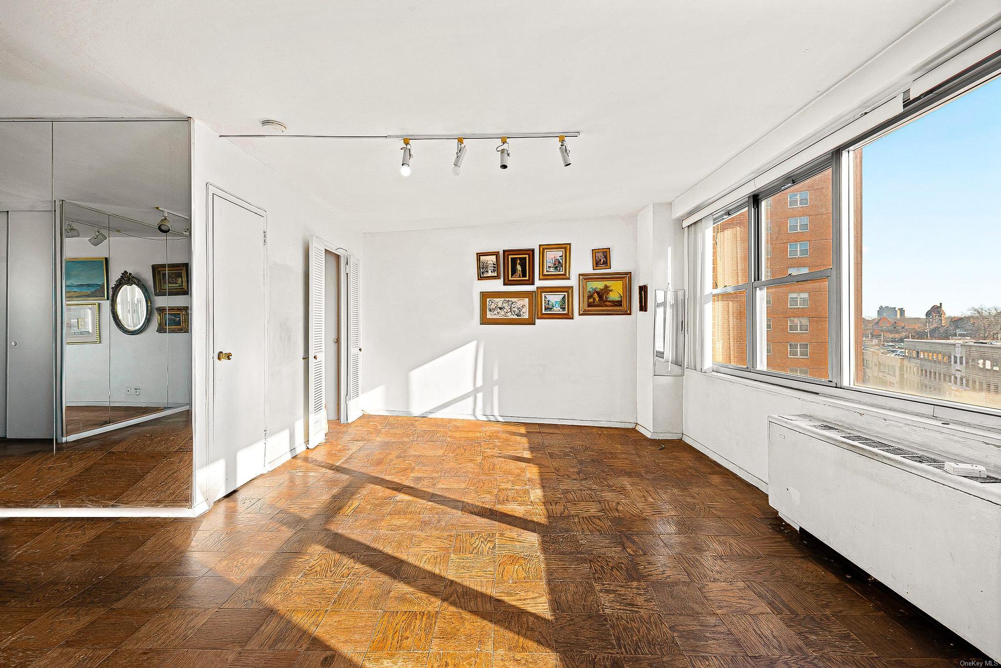 #10 photo, 70-25 Yellowstone Boulevard, クイーンズ区 Forest Hills , NY 11375