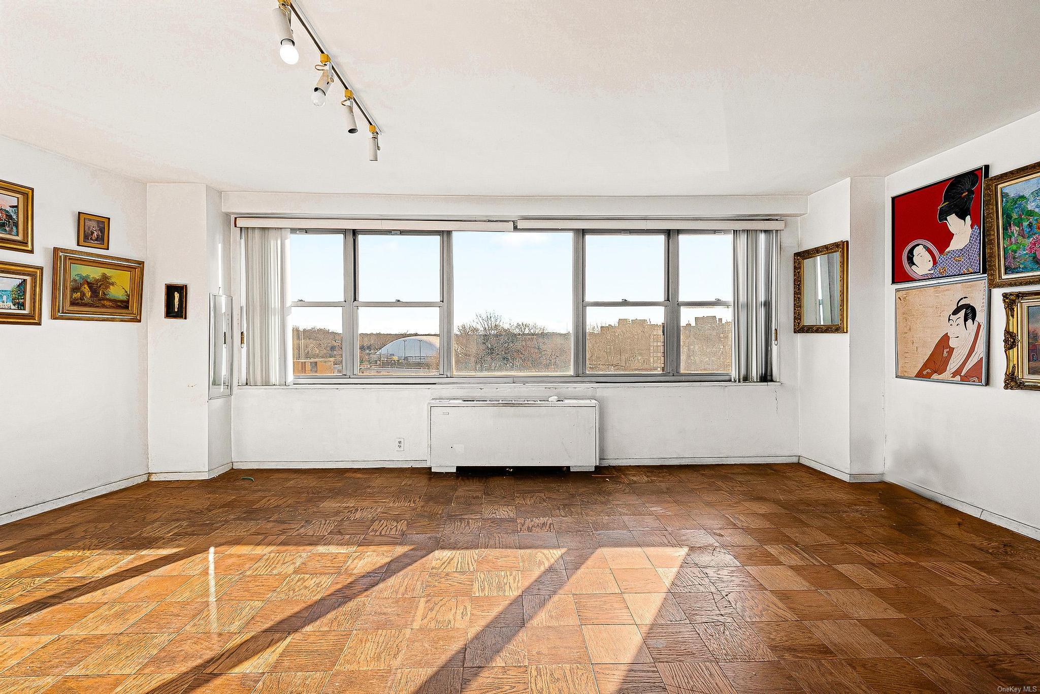 #11 photo, 70-25 Yellowstone Boulevard, クイーンズ区 Forest Hills , NY 11375