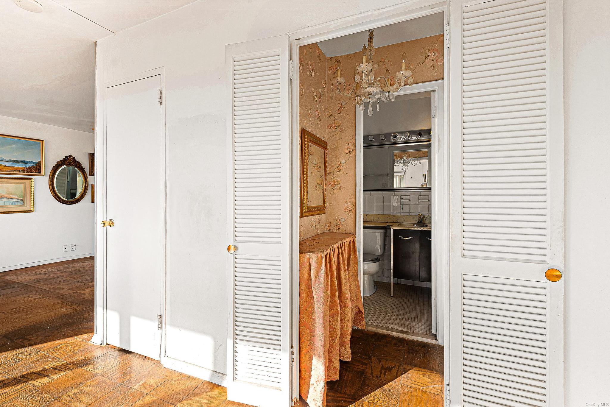 #13 photo, 70-25 Yellowstone Boulevard, クイーンズ区 Forest Hills , NY 11375