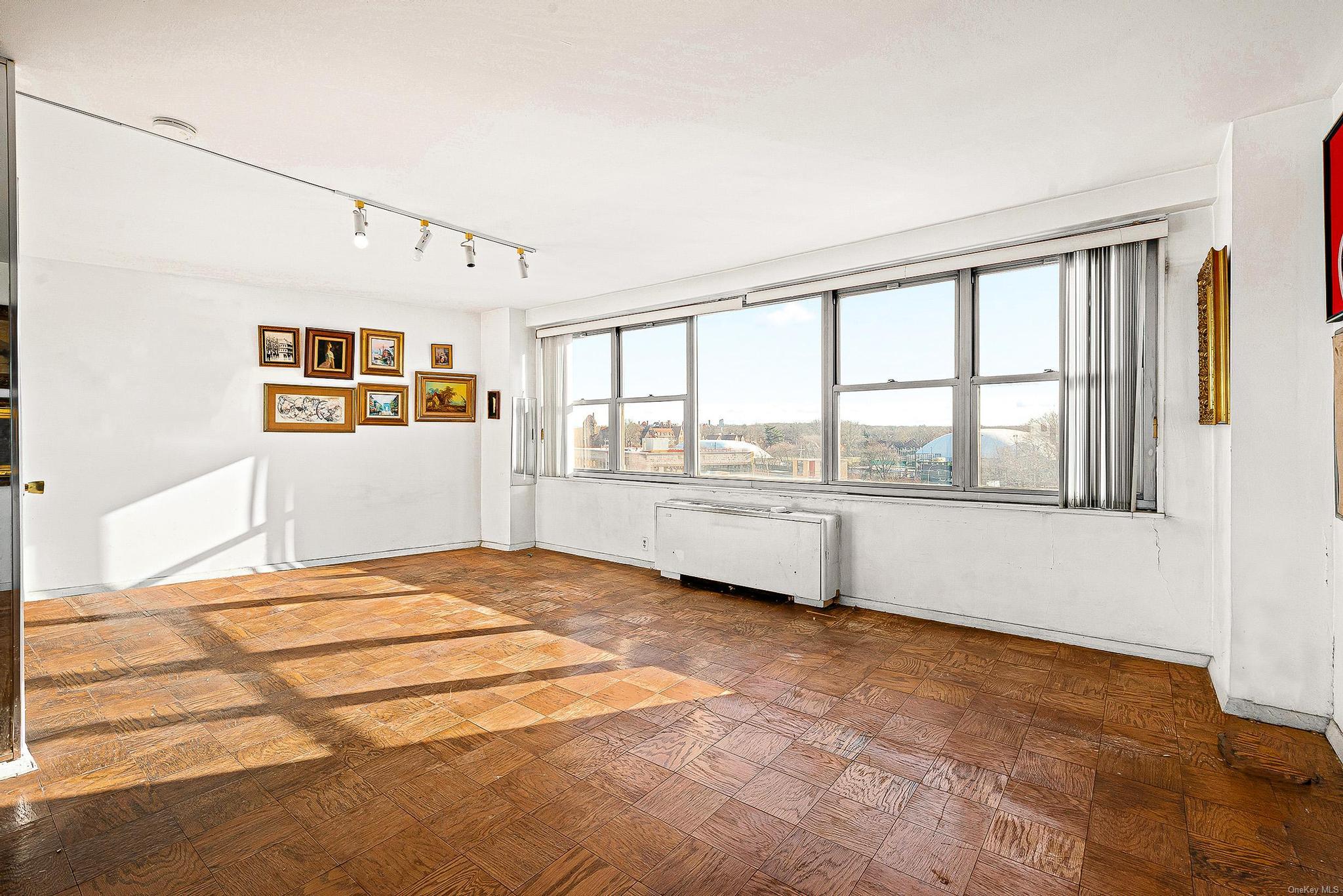 #2 photo, 70-25 Yellowstone Boulevard, クイーンズ区 Forest Hills , NY 11375