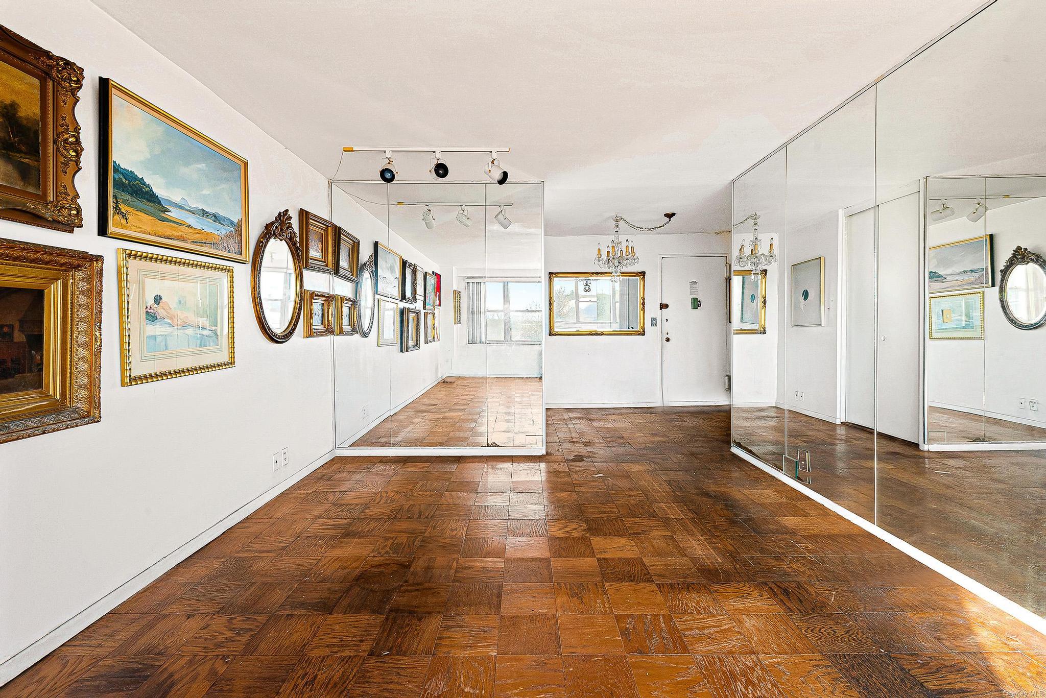 #4 photo, 70-25 Yellowstone Boulevard, クイーンズ区 Forest Hills , NY 11375