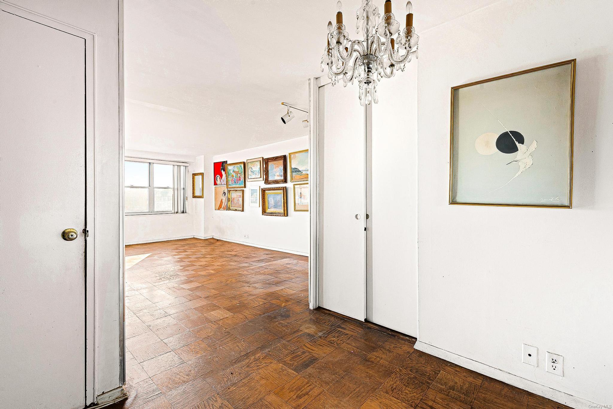 #7 photo, 70-25 Yellowstone Boulevard, クイーンズ区 Forest Hills , NY 11375