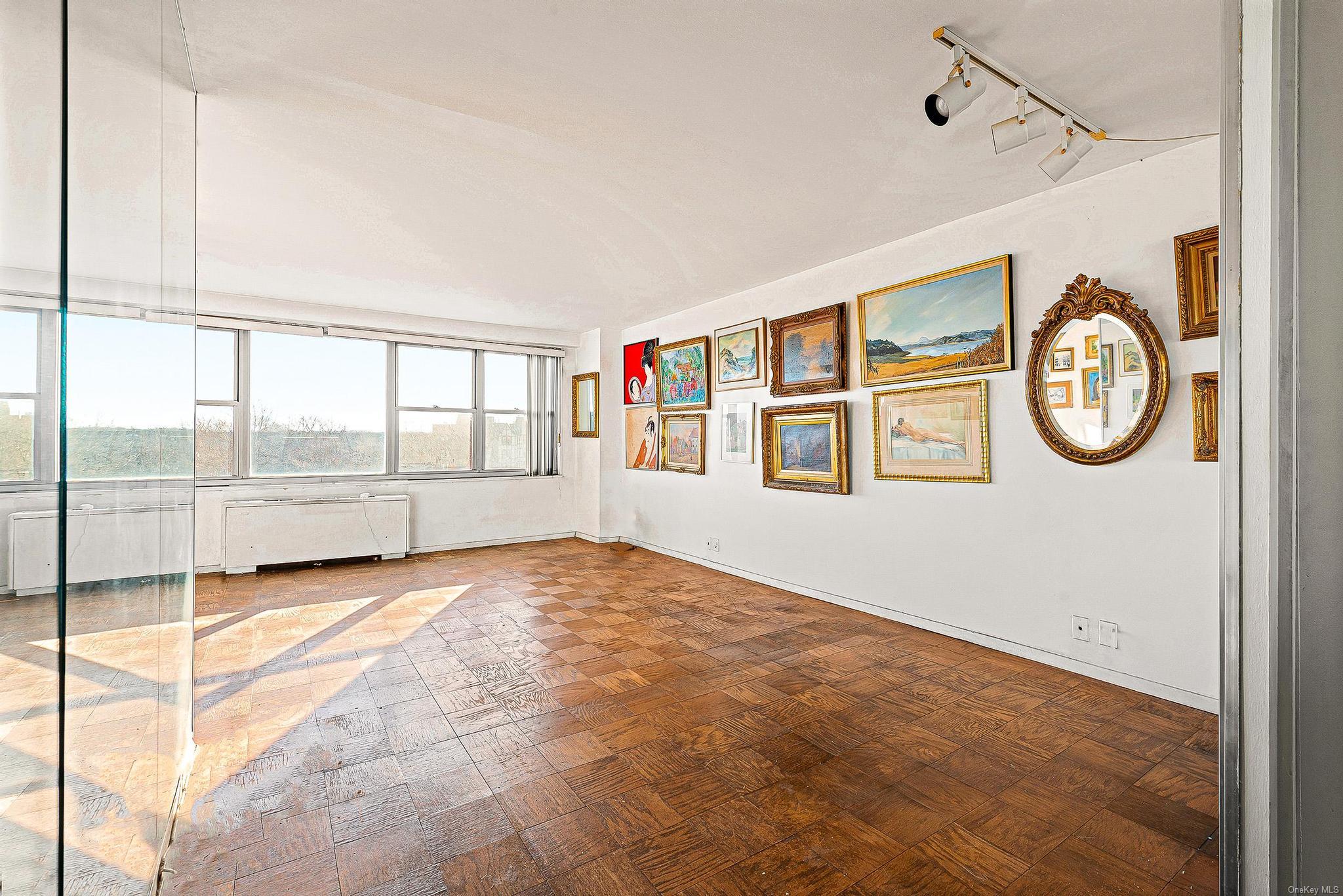 #9 photo, 70-25 Yellowstone Boulevard, クイーンズ区 Forest Hills , NY 11375