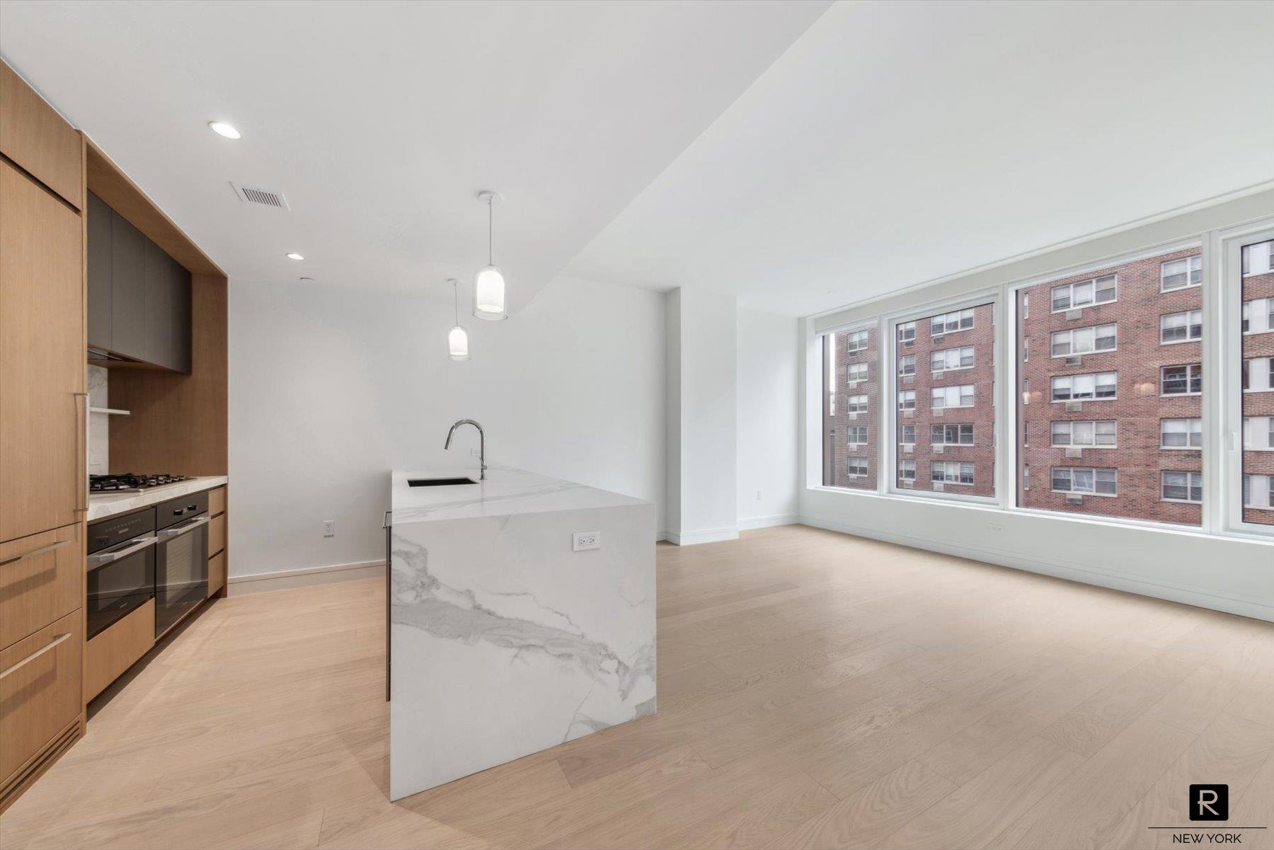 #1 photo, 200 E 20th Street, Gramercy Park , NY 10003