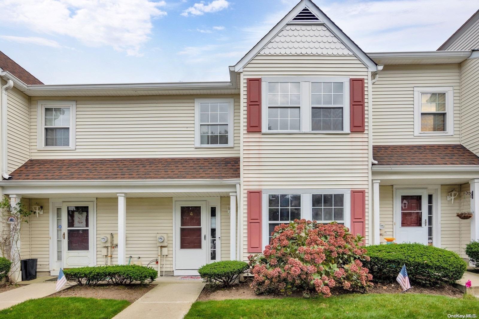 #1 photo, 4 Stratford Green, ناسو Farmingdale , NY 11735