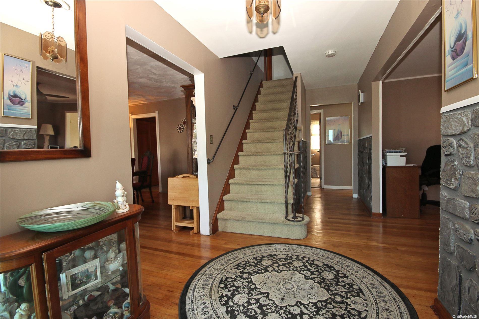 #1 photo, 42 Westminster Lane, מחוז סאפוק West Islip , NY 11795