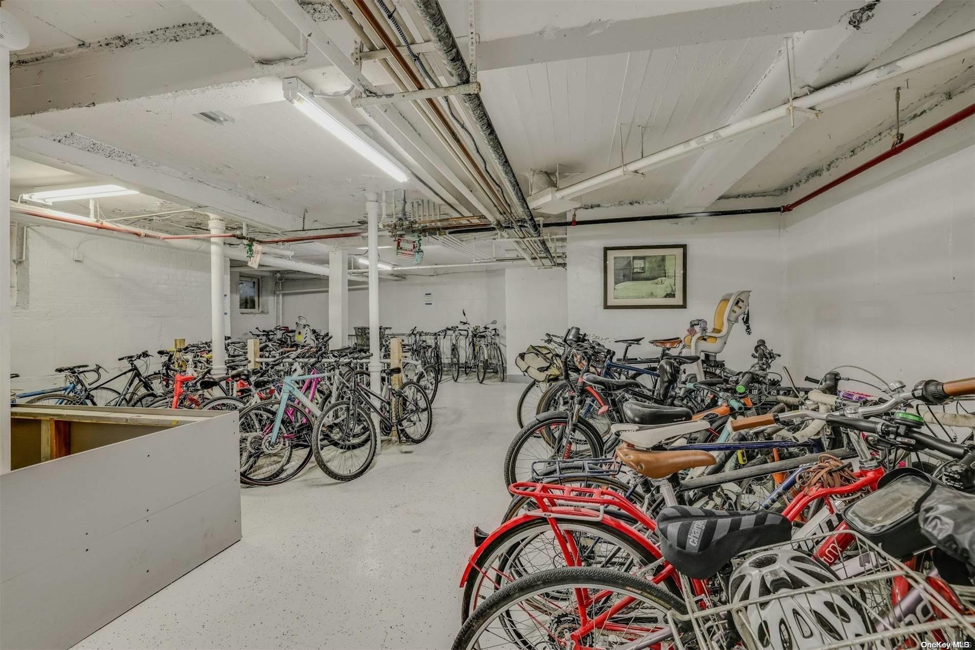 #18 photo, 85-10 34th Avenue, كوينز Jackson Heights , NY 11372