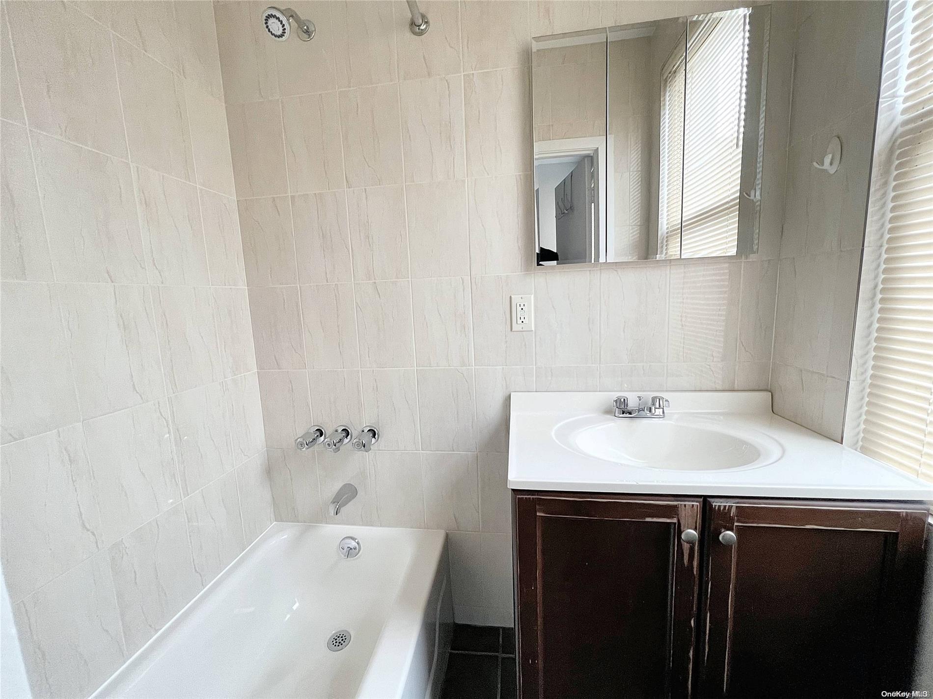 #8 photo, 127 N 4th Street, הברונקס Brooklyn , NY 11249