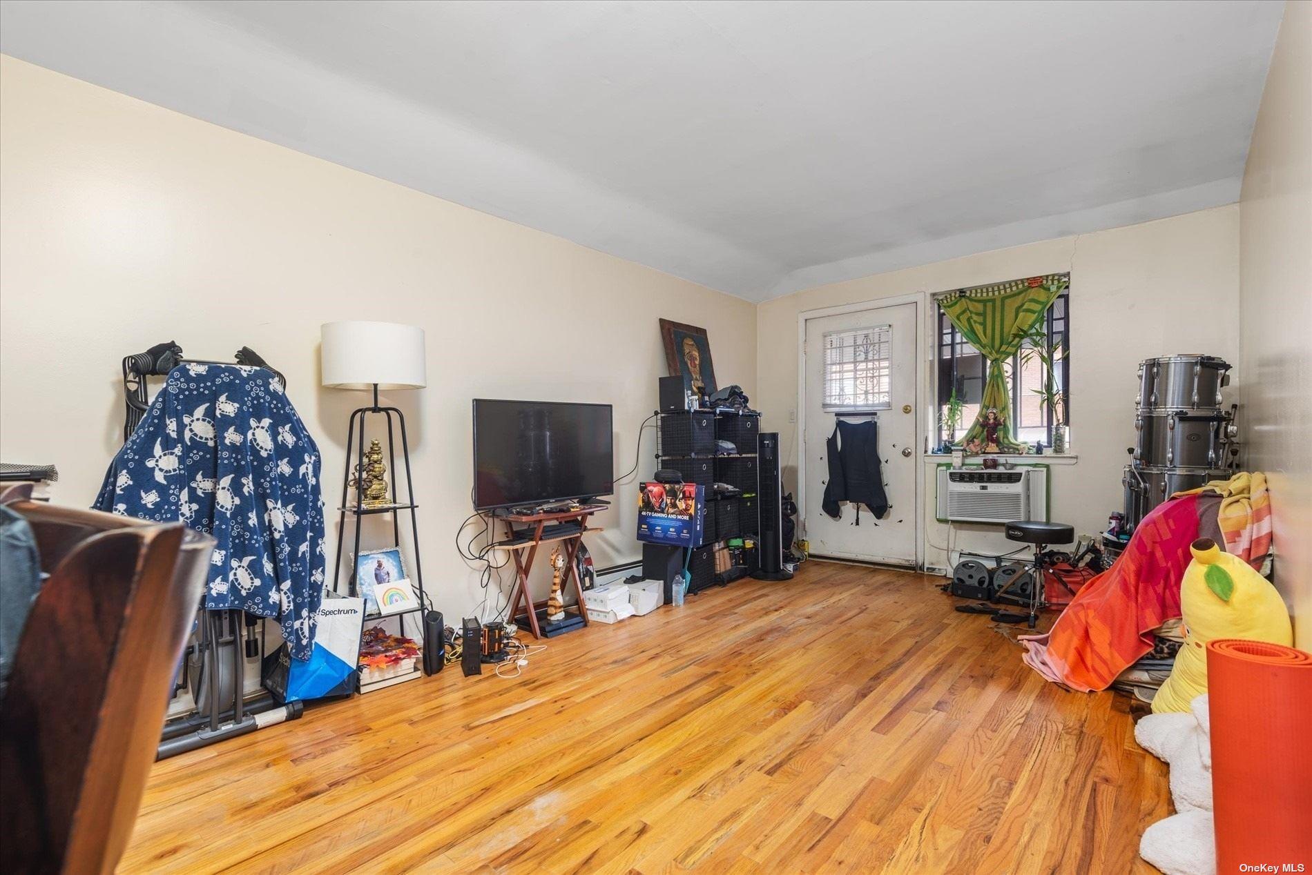 #10 photo, 86-18 57th Road, クイーンズ区 Elmhurst , NY 11373