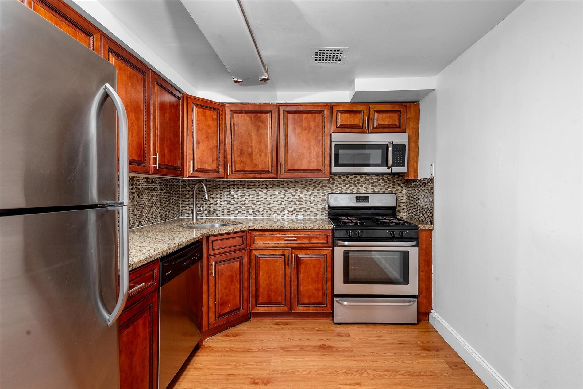 #13 photo, 86-18 57th Road, クイーンズ区 Elmhurst , NY 11373