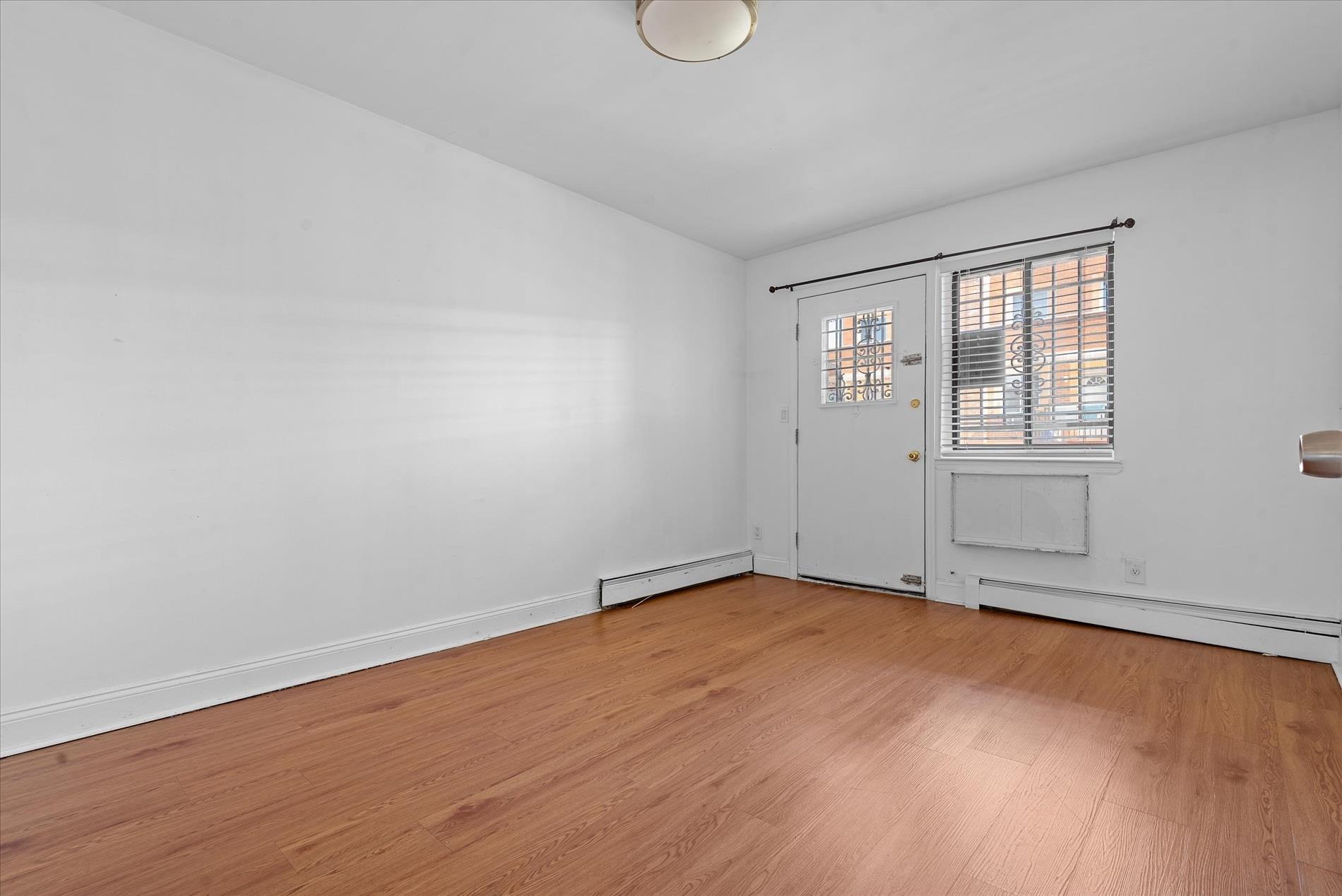 #16 photo, 86-18 57th Road, クイーンズ区 Elmhurst , NY 11373