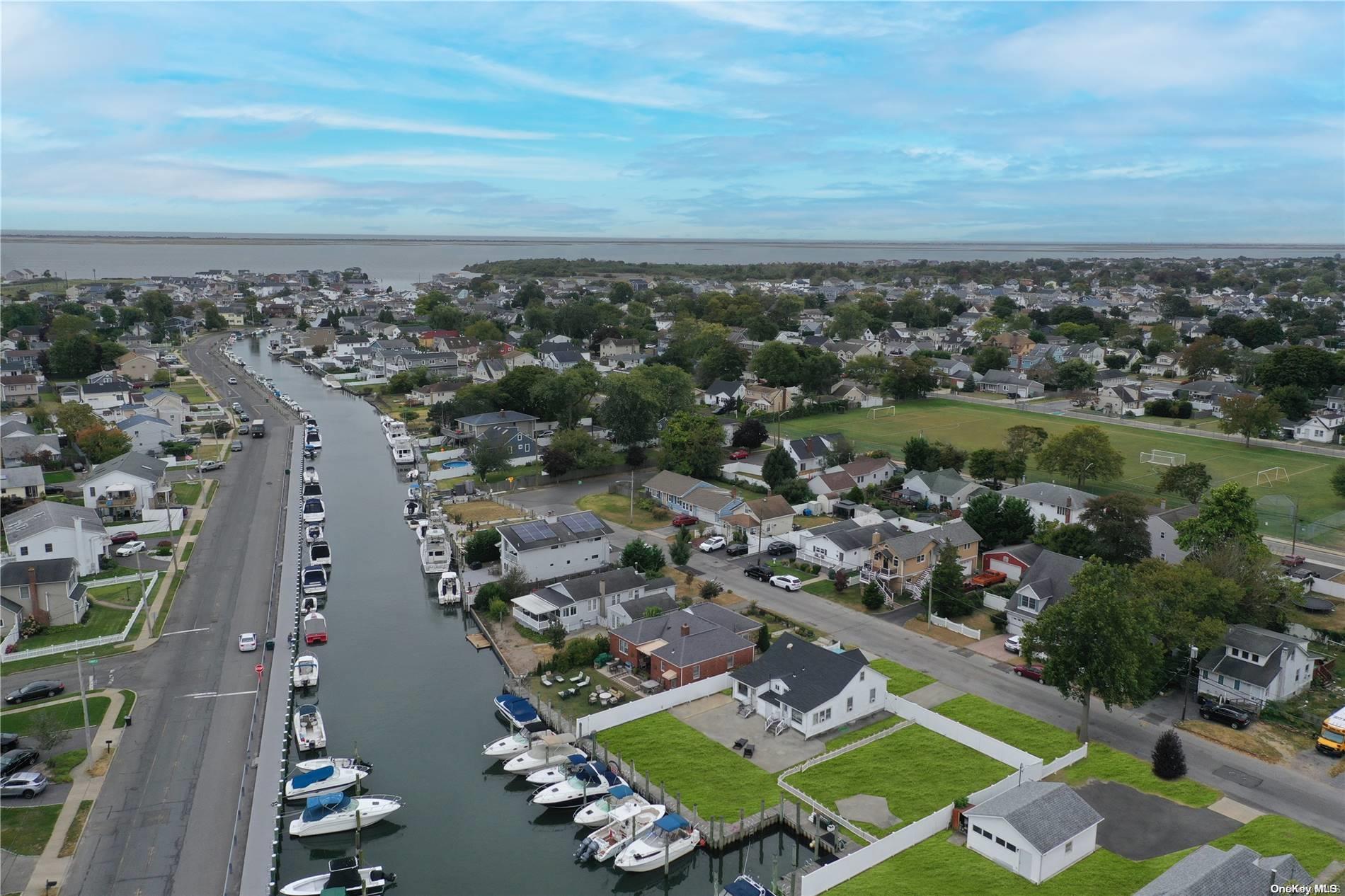 #3 photo, 768 S Hickory Street, সাফোক কাউন্টি Lindenhurst , NY 11757